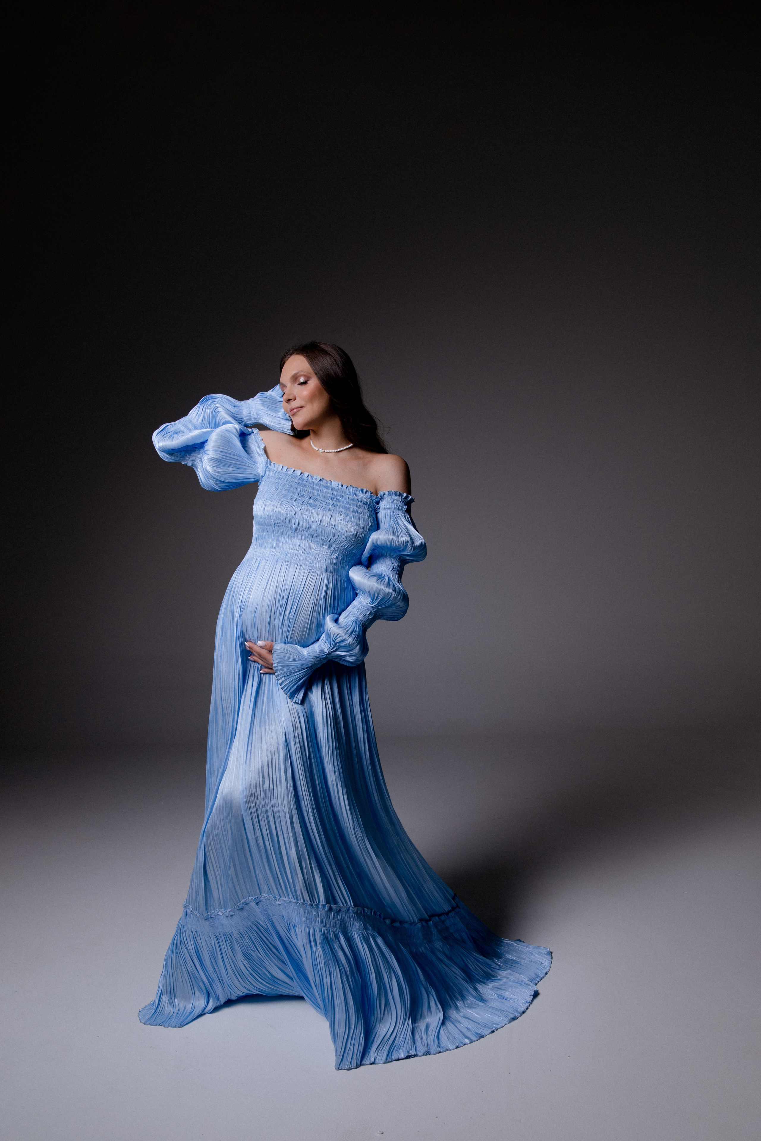 Анастасия. Фотосессия беременности на циклораме платьях. Фотограф в Москве Ольга Сатони