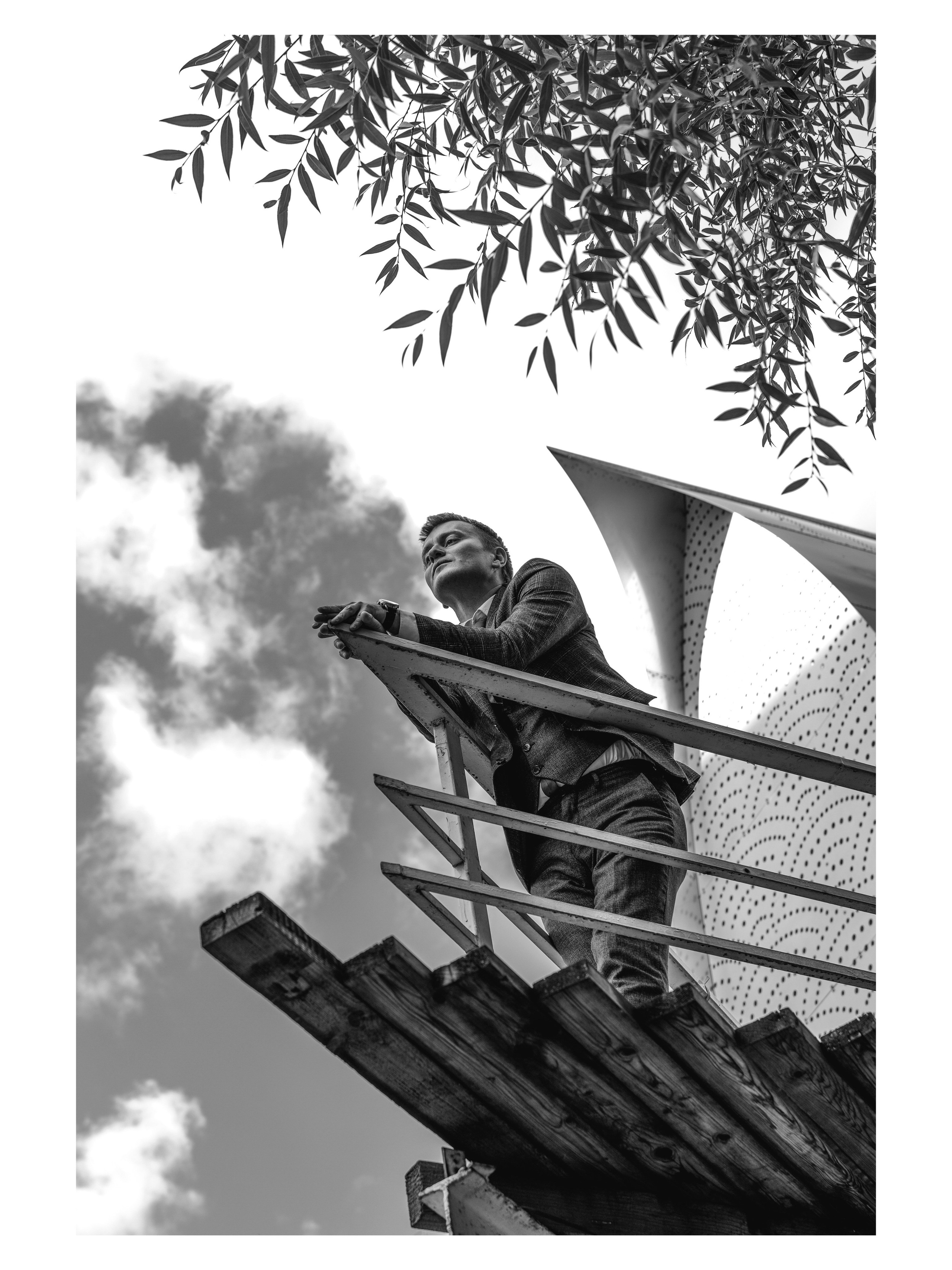 мужчина на носу корабля