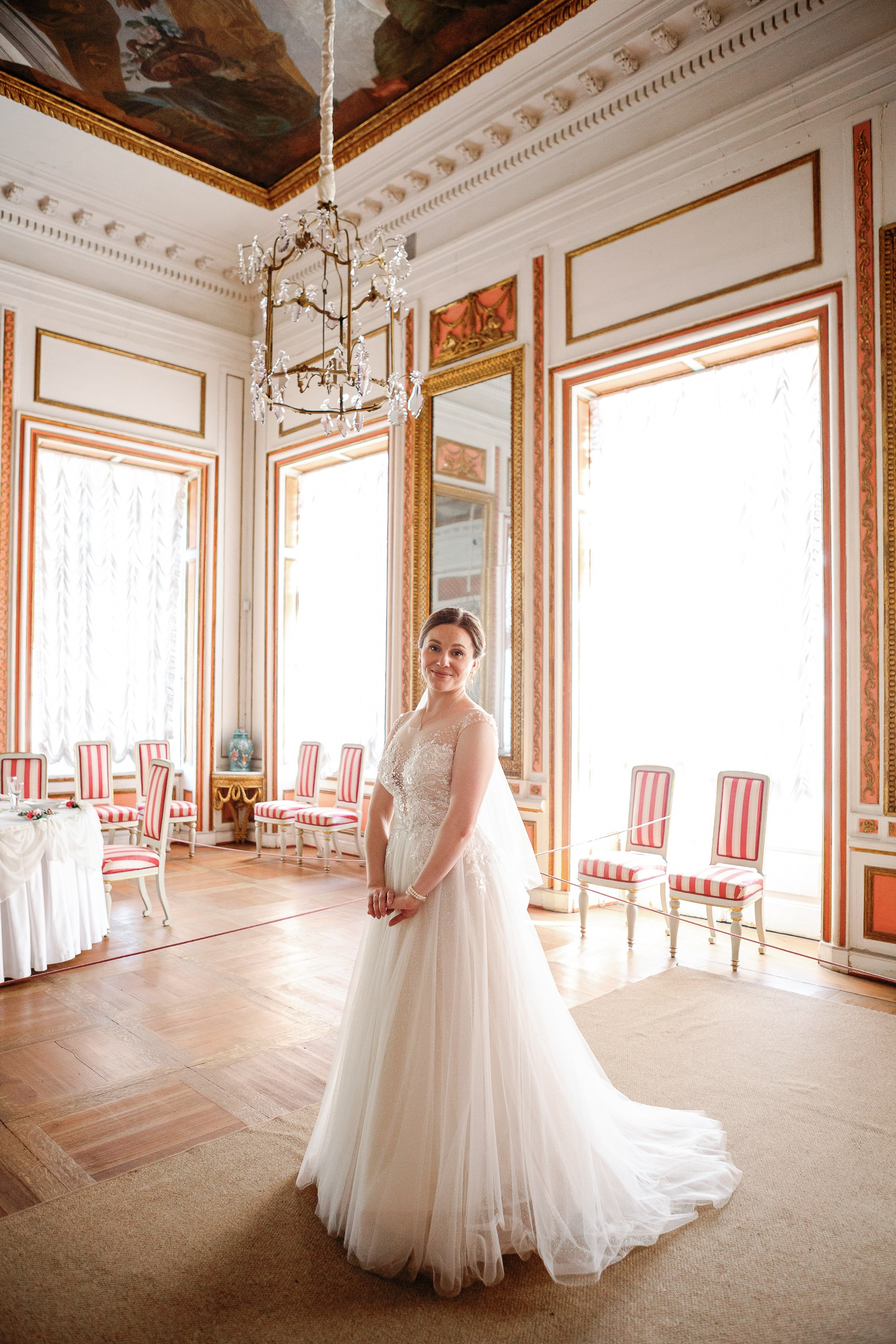 Музей-заповедник Кусково. Невеста стоит в зале дворца.