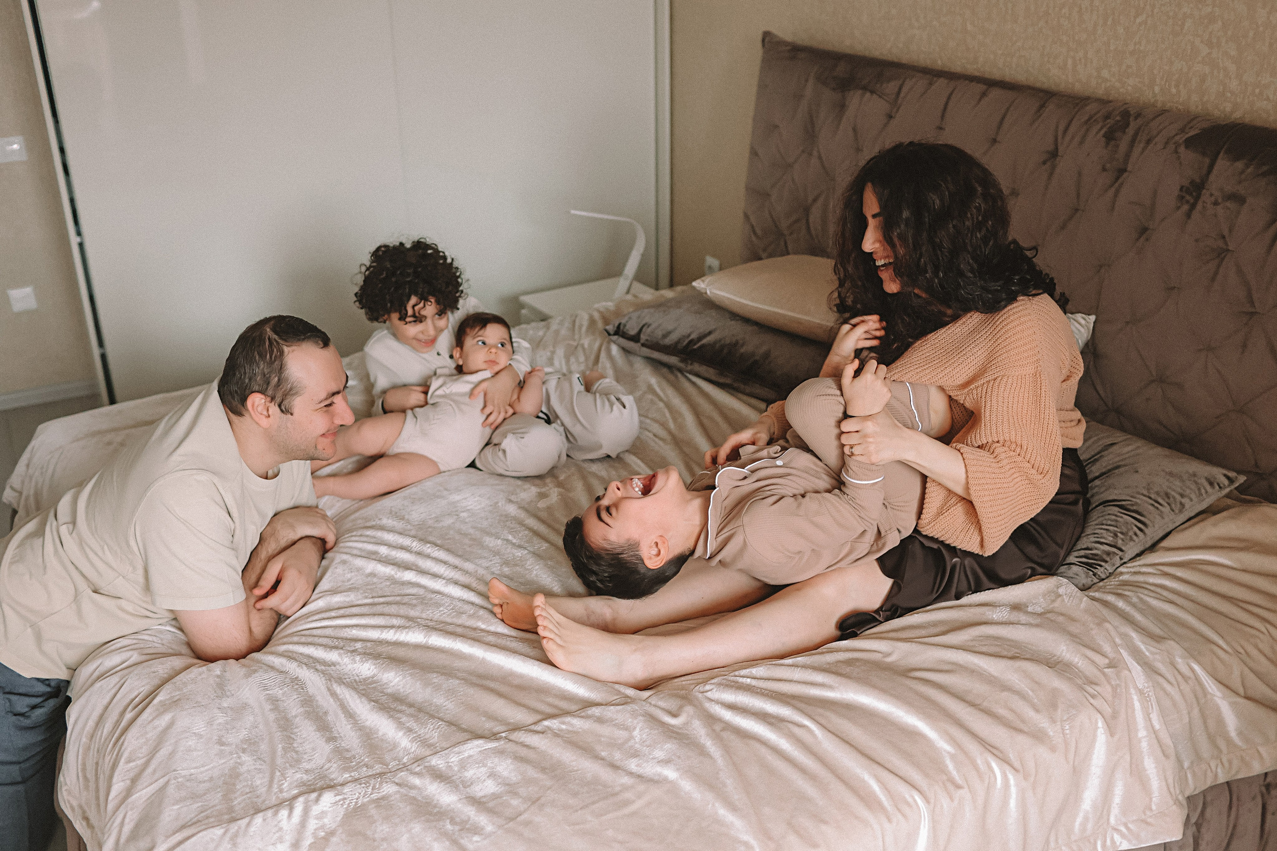 С малышкой. Семейный фотограф Тюмень, фотограф на роды Салмина Мария