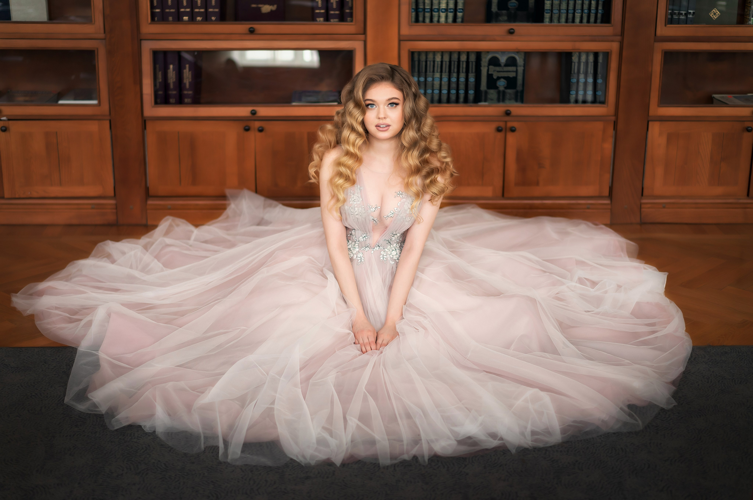 Портретная фотосессия в библиотеке. Фотограф Екатеринбург Кокшарова Александра