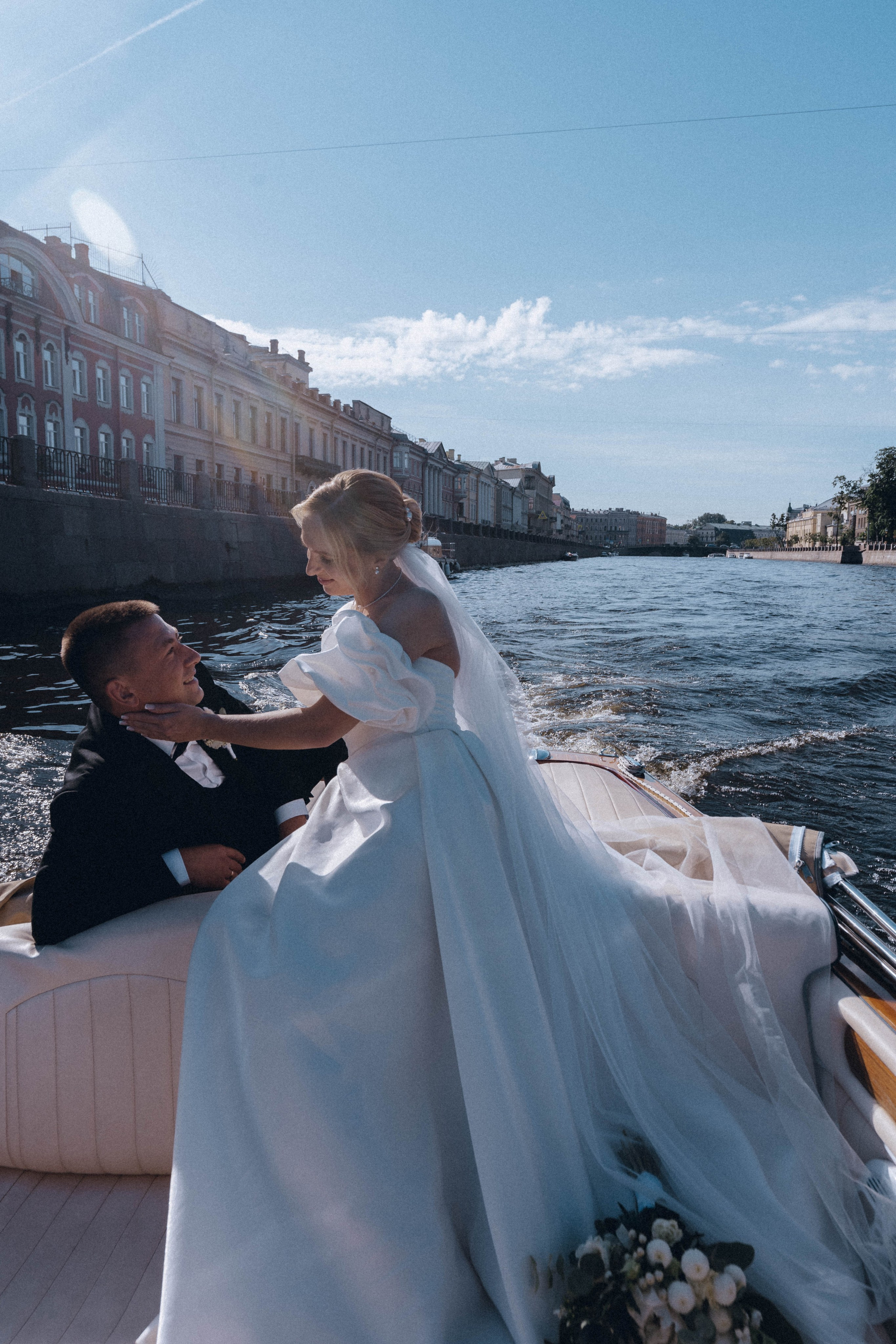 СВАДЕНБНАЯ СЬЕМКА НА КАТЕРЕ ПО КАНАЛАМ САНКТ-ПЕТЕРБУРГА И В АКВАТОРИИ НЕВЫ. Профессиональный фотограф, Санкт-Петербург — Виктория Богомолова