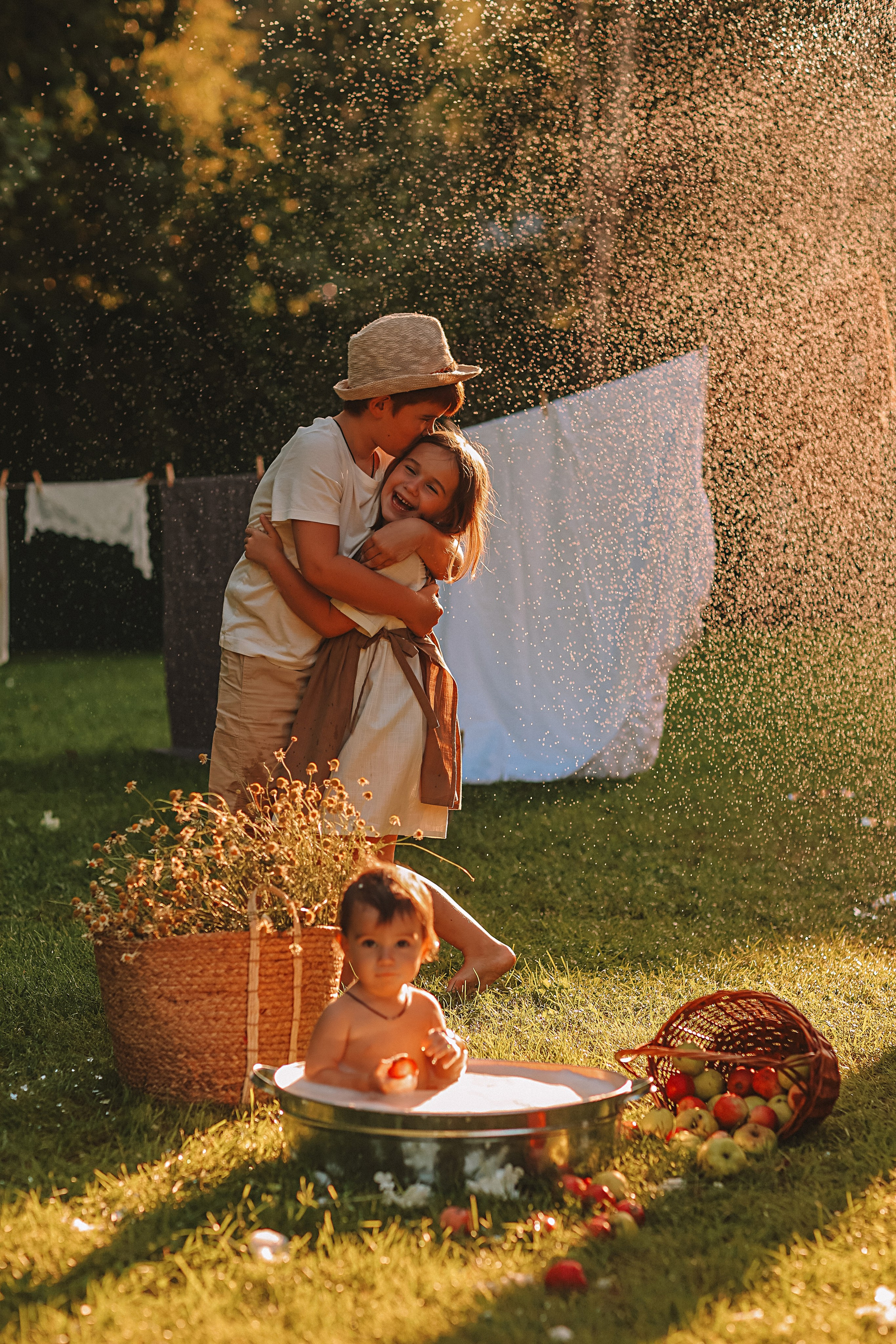 Стирка у дома. Семейный фотограф Тюмень, фотограф на роды Салмина Мария