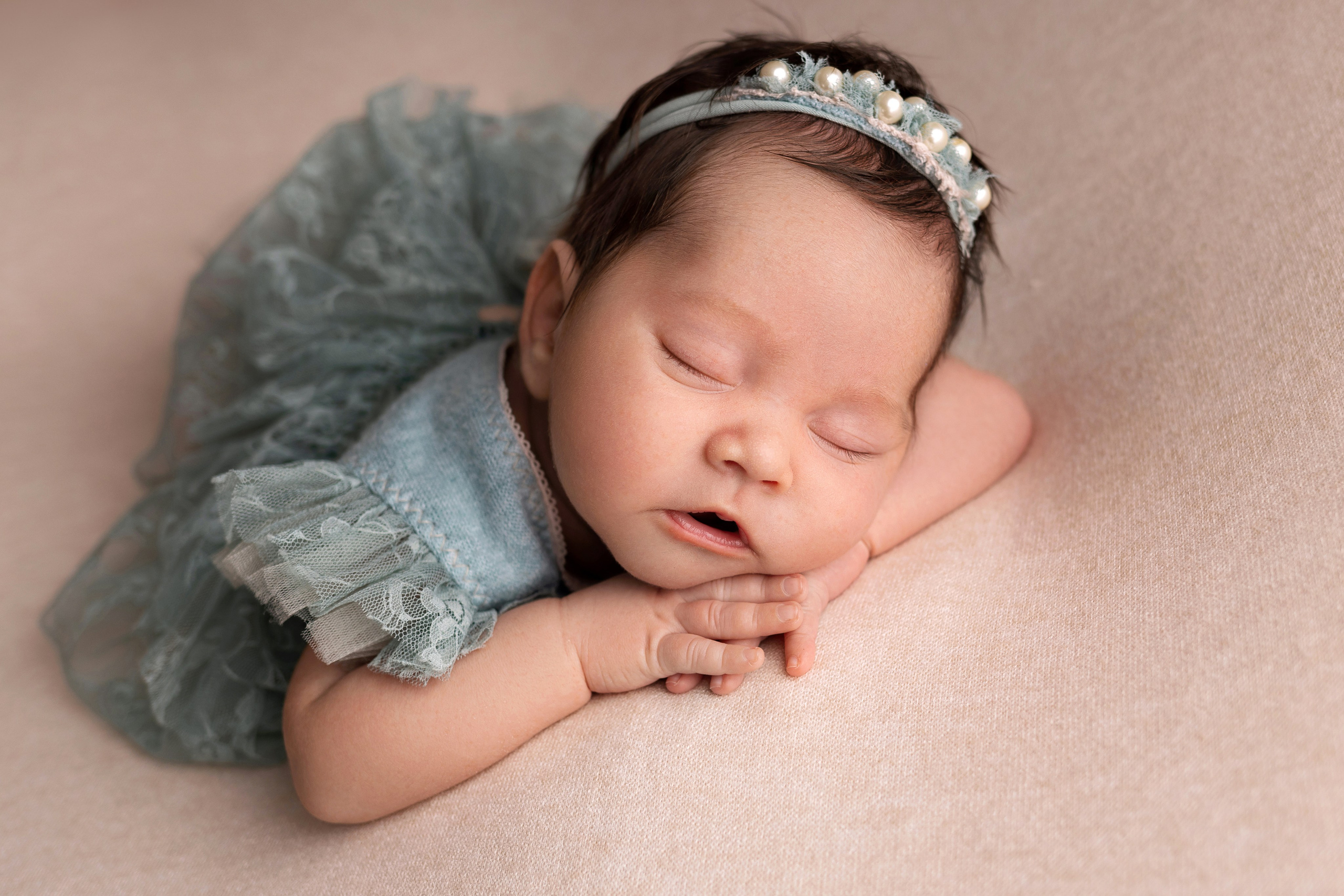 Классическая фотосессия малыша. Фотограф новорожденных малышей в Омске и Омской области Эльвира Камаева