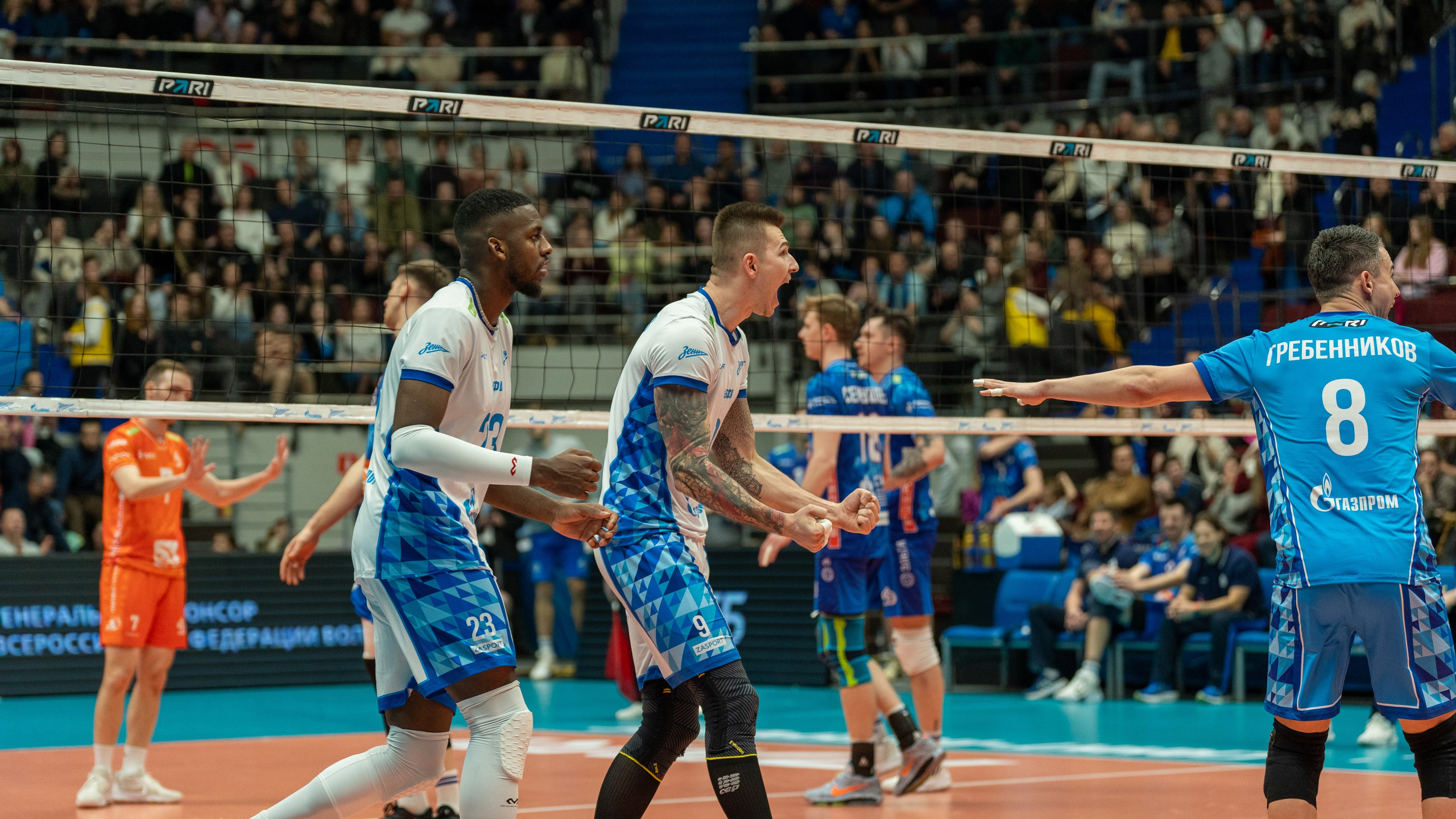 Волейболисты «Зенита» (СПб) празднуют очко — репортажная спортивная фотосъёмка с эмоциями и динамикой в Санкт-Петербурге.