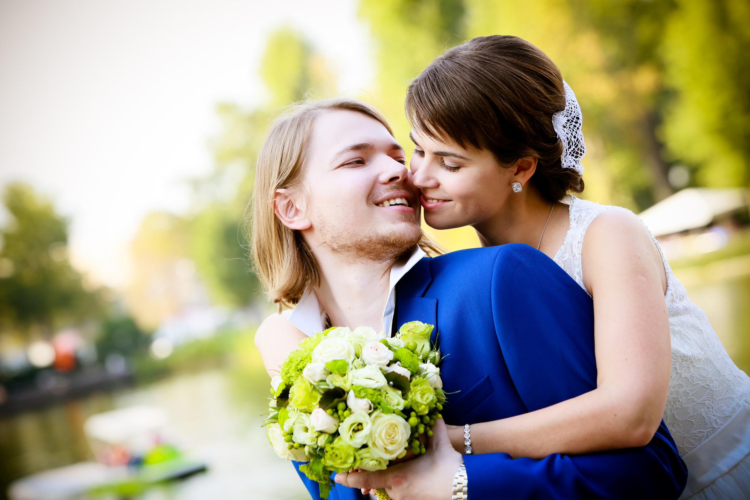Свадебная фотосессия Елены и Михаила в парке Горького летом. Фотограф в Москве Владимир Осиченко — портреты, мероприятия, репортажи