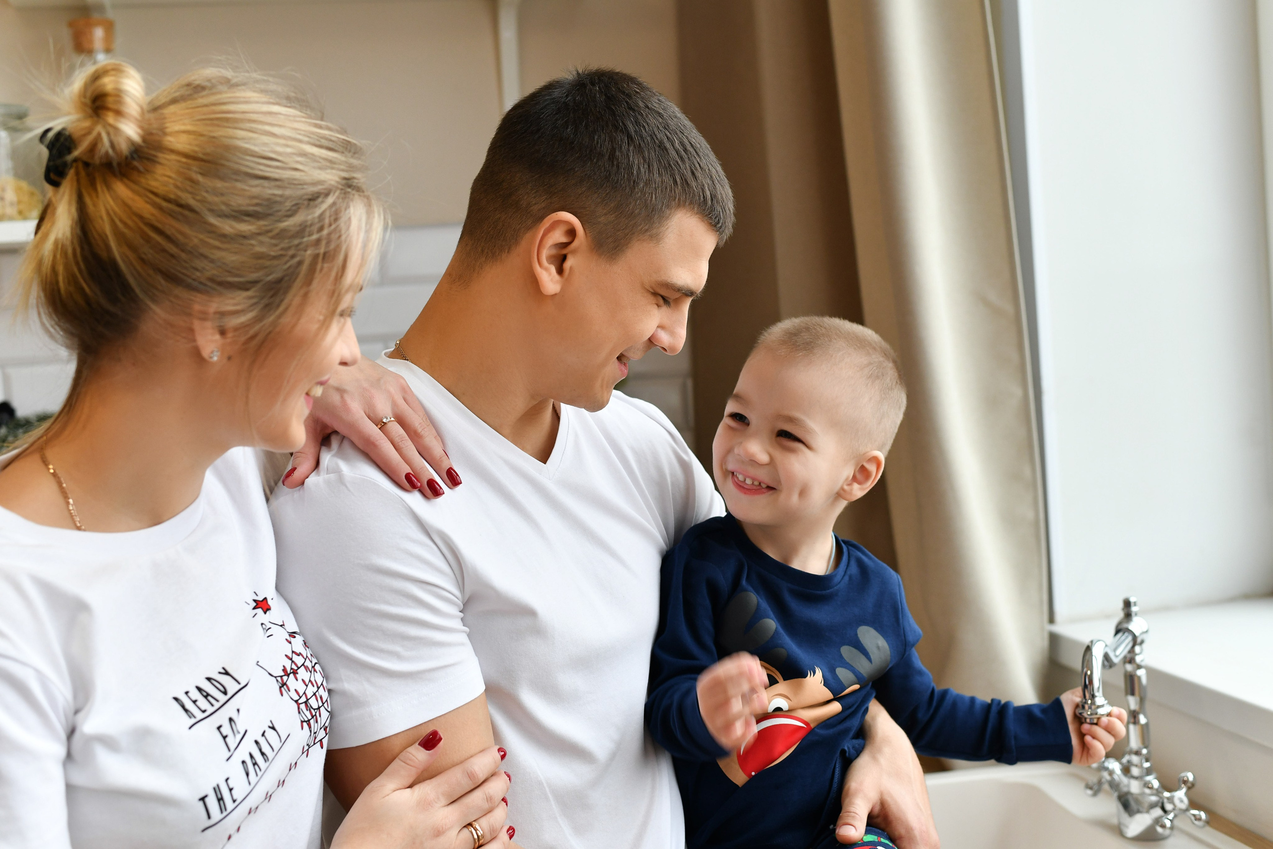 Уютное утро одной красивой семьи. Студия Фотомания. Портретный и контент фотограф в Воронеже Елена Николайчик