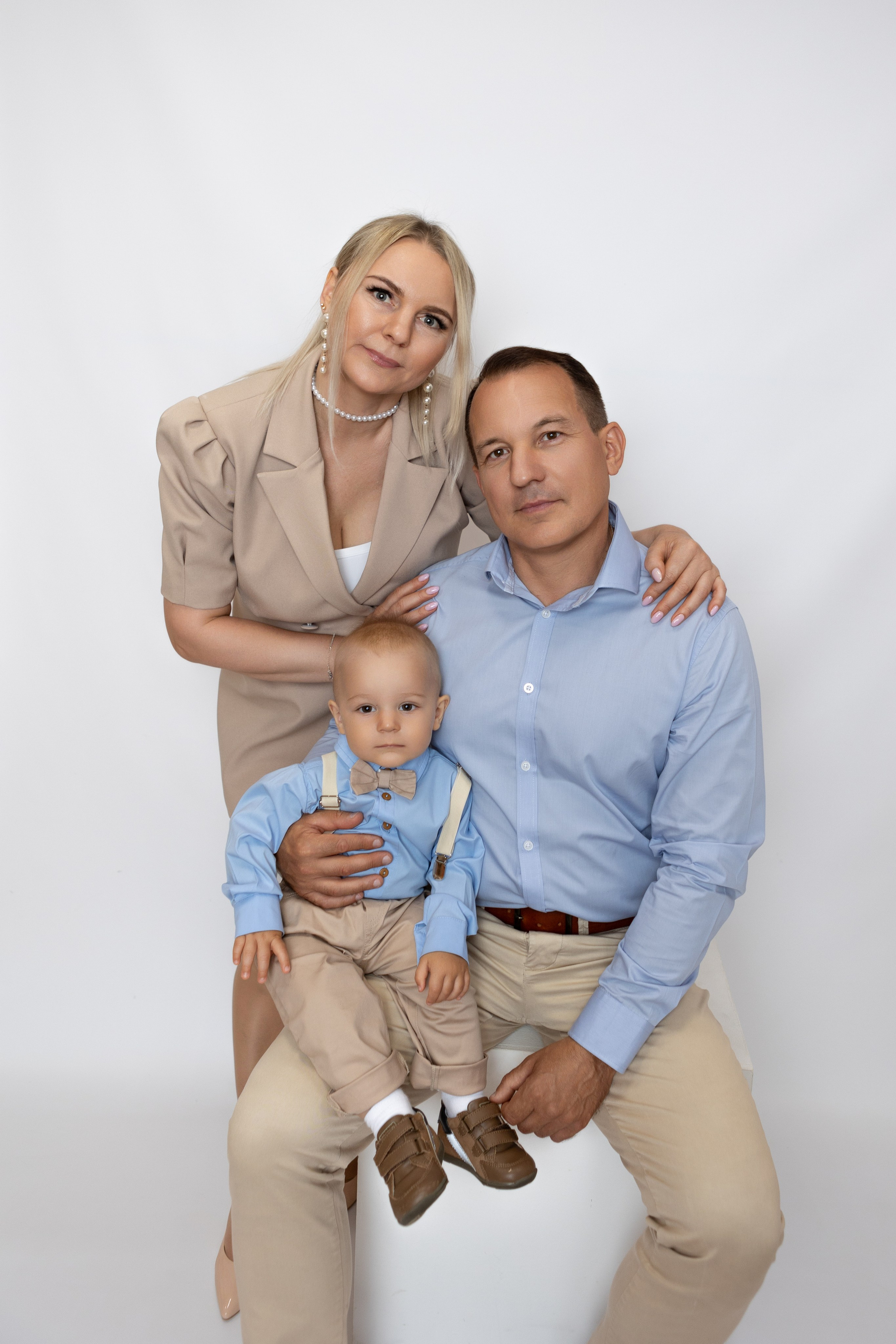 Фото с родителями на однотонных фонах. Фотограф новорожденных. Детский и семейный фотограф Марьяна Юдина