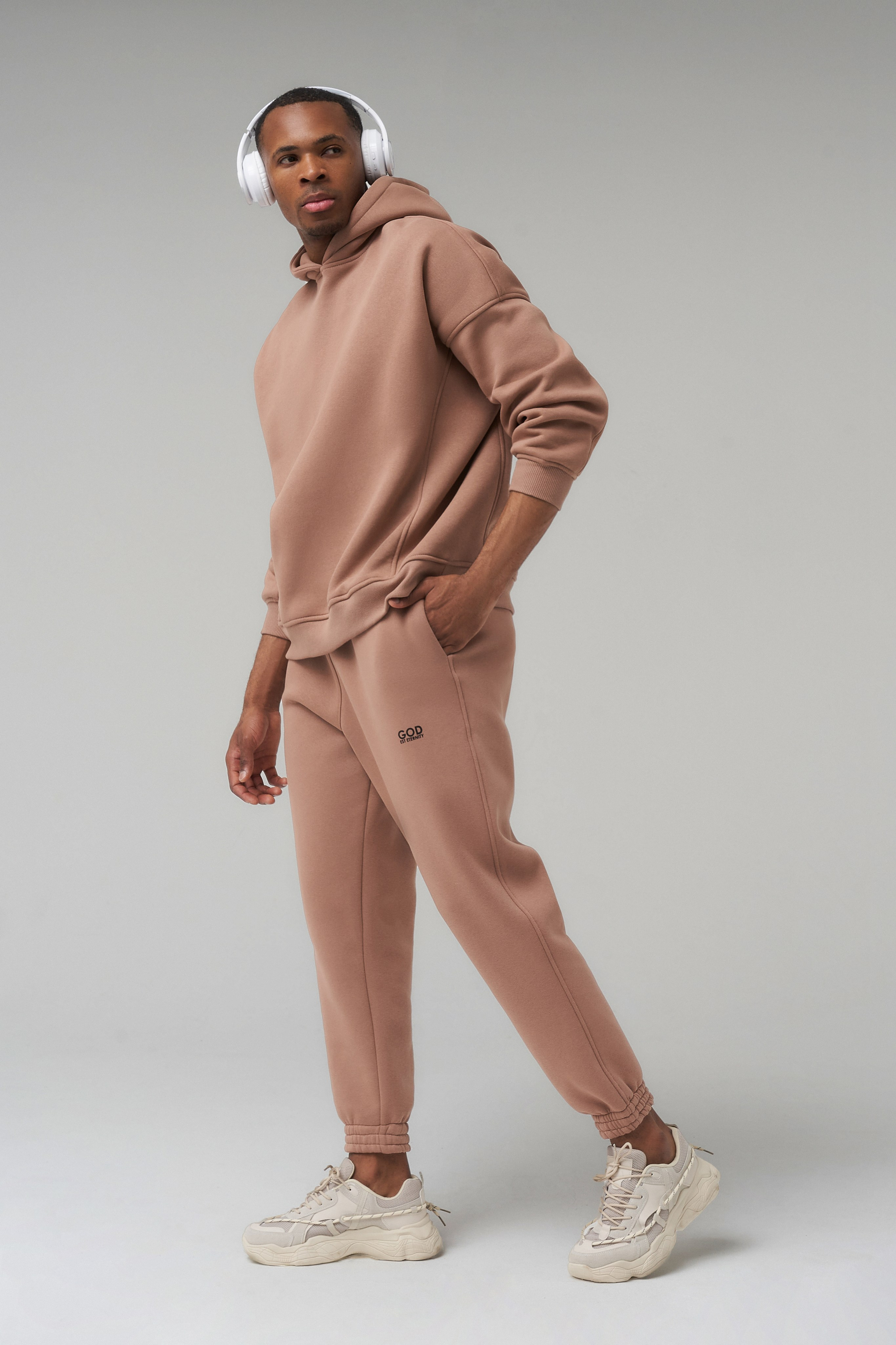 Профессиональная фотосъемка каталога уличной оверсайз одежды на темнокожей модели в студии на циклораме для маркетплейсов Wildberries и Ozon