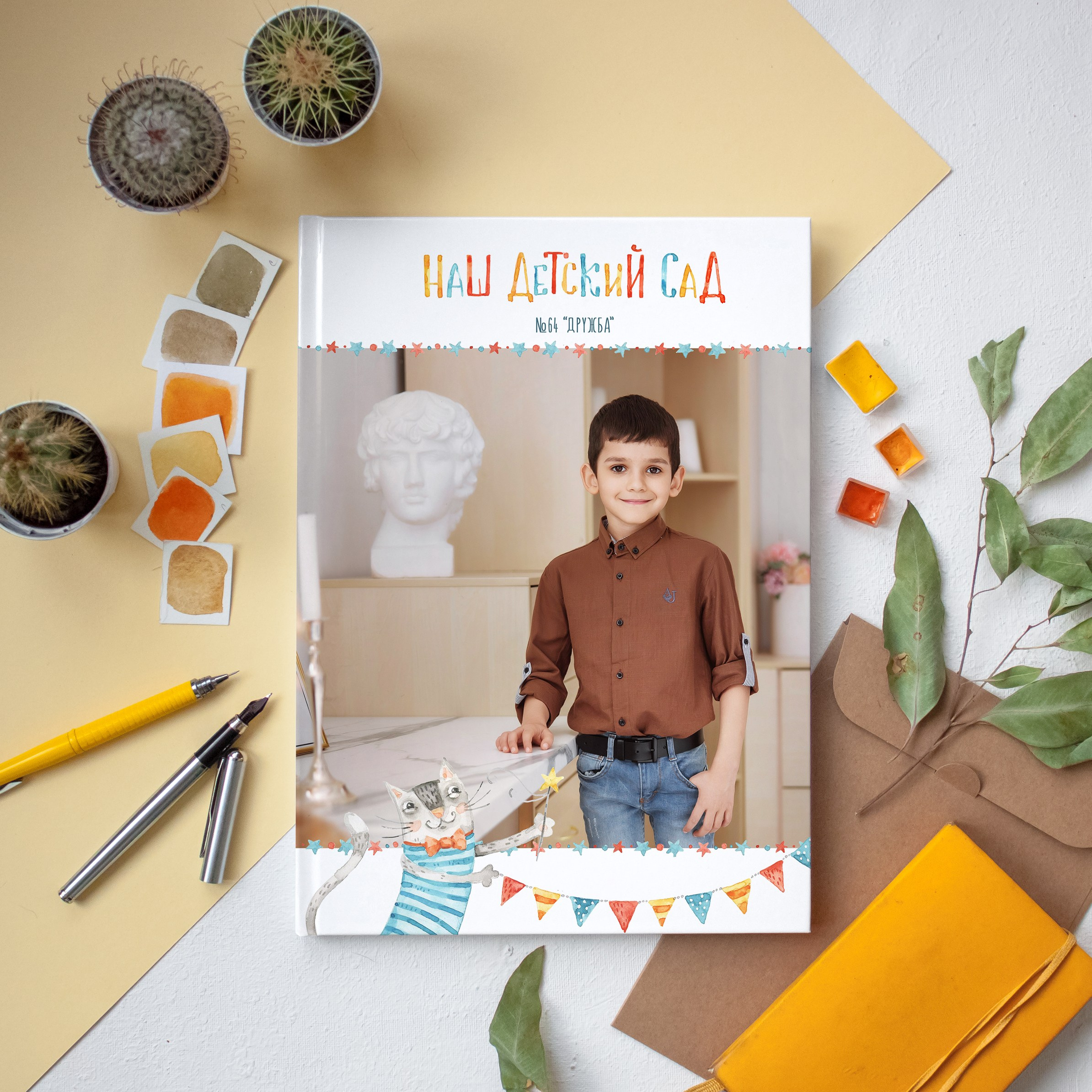 Выпускная фотокнига "Акварельные коты" - элегантный дизайн не отвлекает внимание от фотографий Вашего ребенка