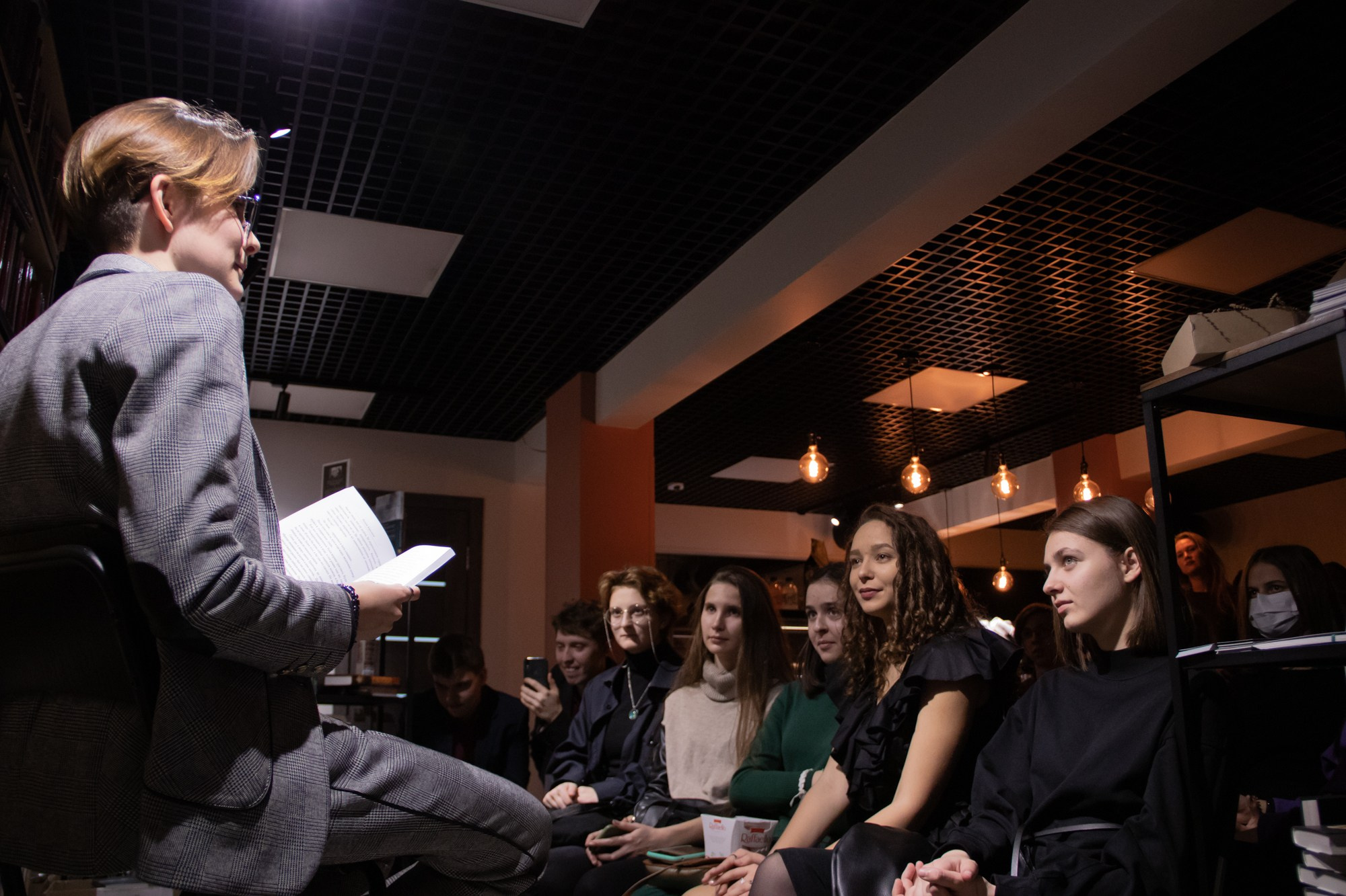 Презентация книги в кофейне «Издательство кофе». Репортажный, промышленный и маркетплейс-фотограф Дмитрий Чернат