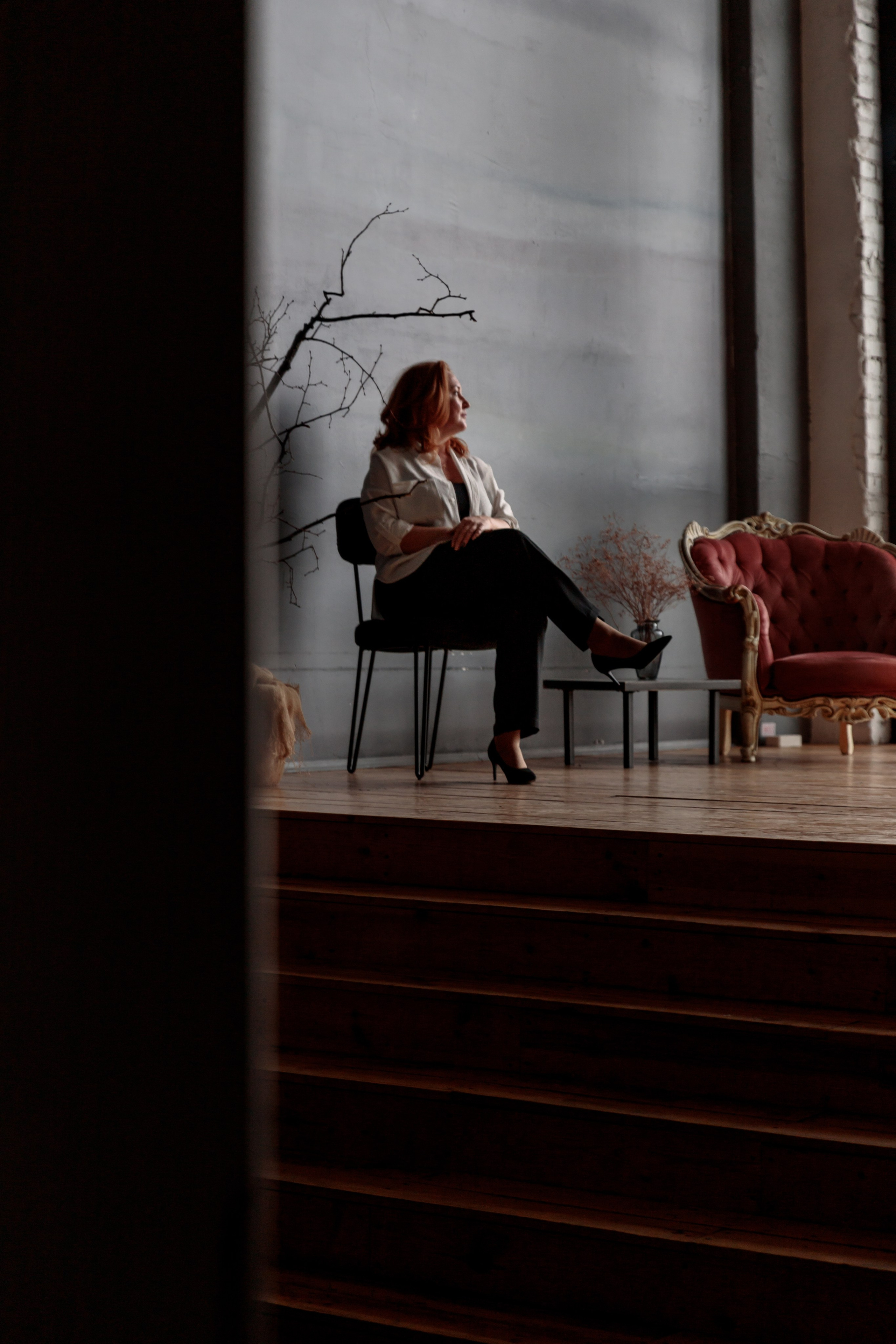 Женский портрет через дверной проём, сцена с ветками и красным креслом, студия, Москва, Илья Антропов