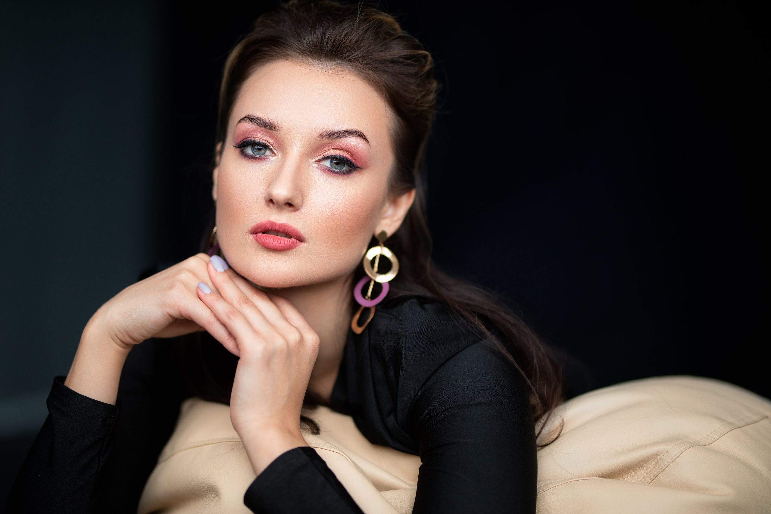 Студийный фотосет с Анастасией в минимальном интерьере в формате для «себя»