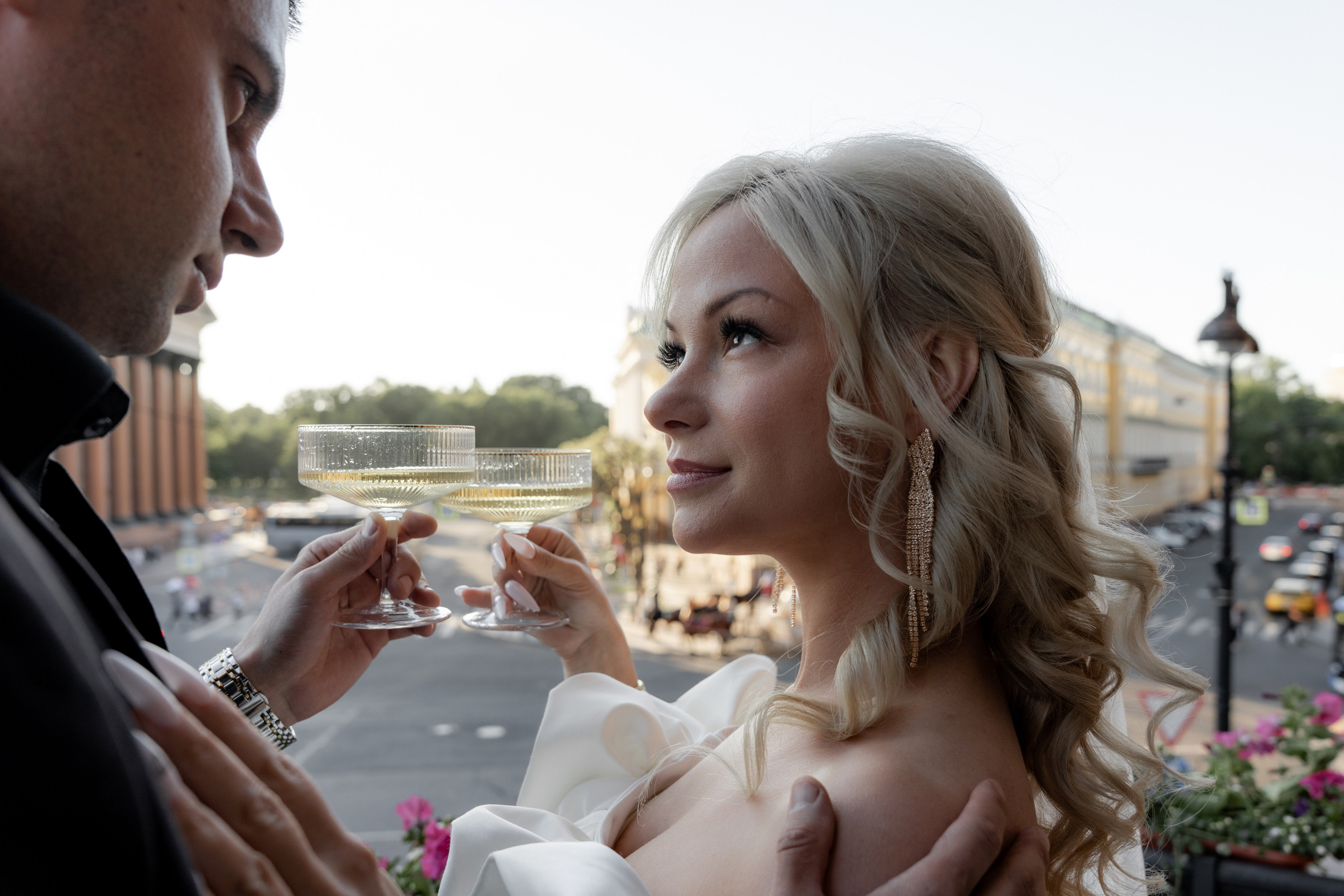 Бокалы шампанского на балконе гостиницы Англетер