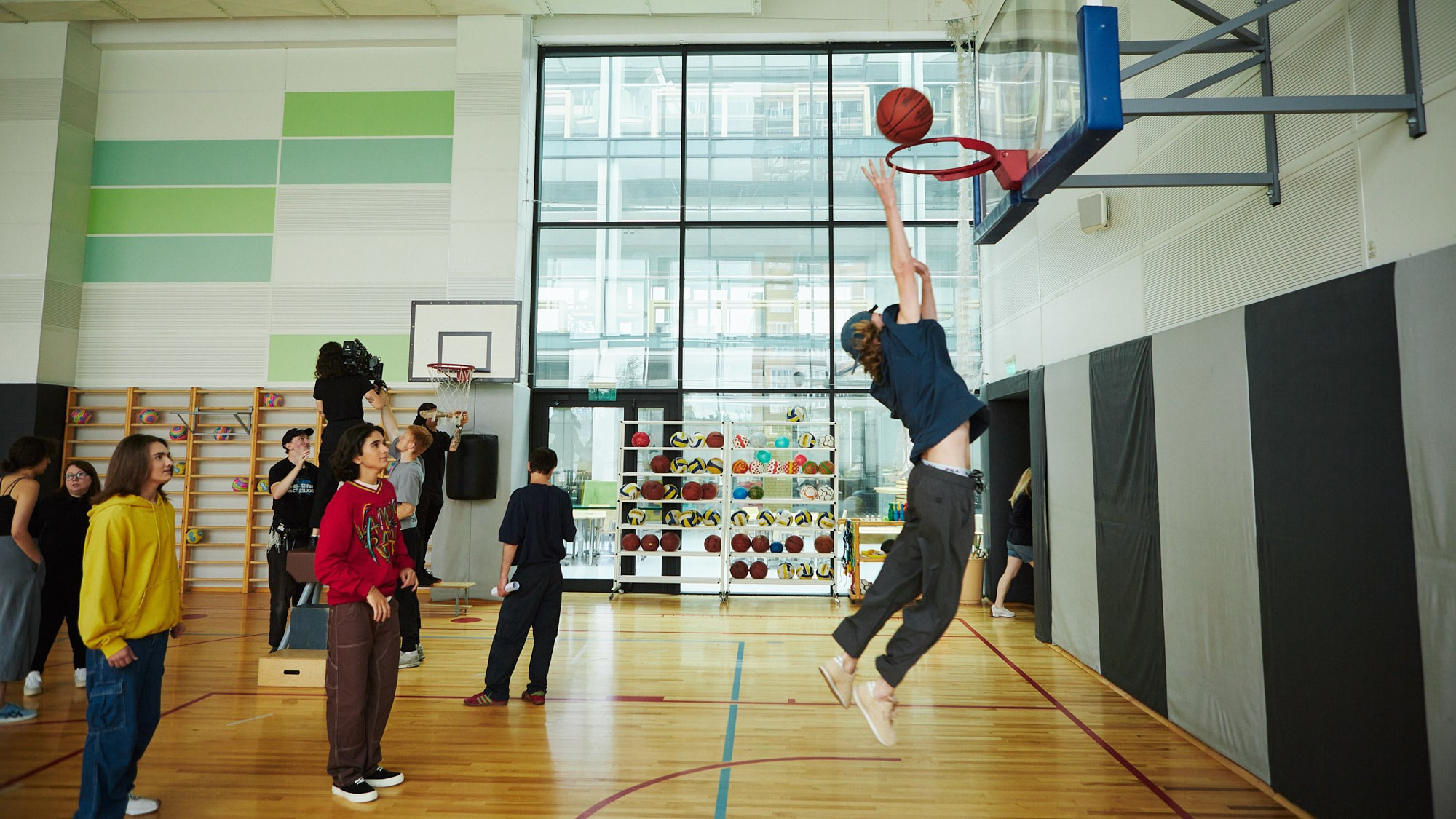 Бэкстейдж сериала «Школота» — репортажная фотосъёмка съёмочного процесса. Репортажный фотограф в Москве — Дмитрий Тарасов | Съёмка мероприятий, концертов, корпоративов