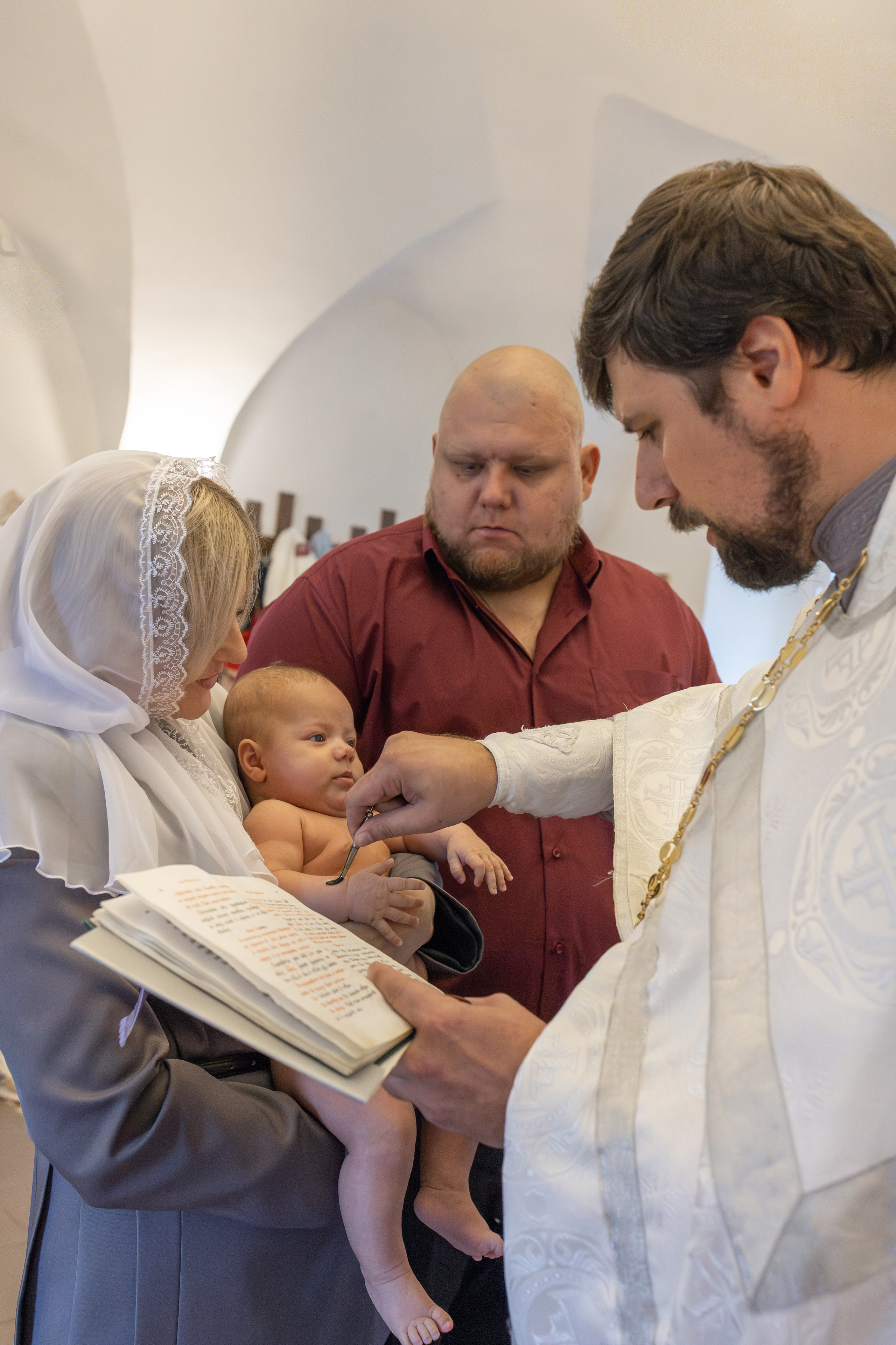 Таинство Крещения Степана в храме Воскресения Христова, с. Трубино (Калужская обл.). Надежда Стар семейный и церковный фотограф в Жукове и Калужской области