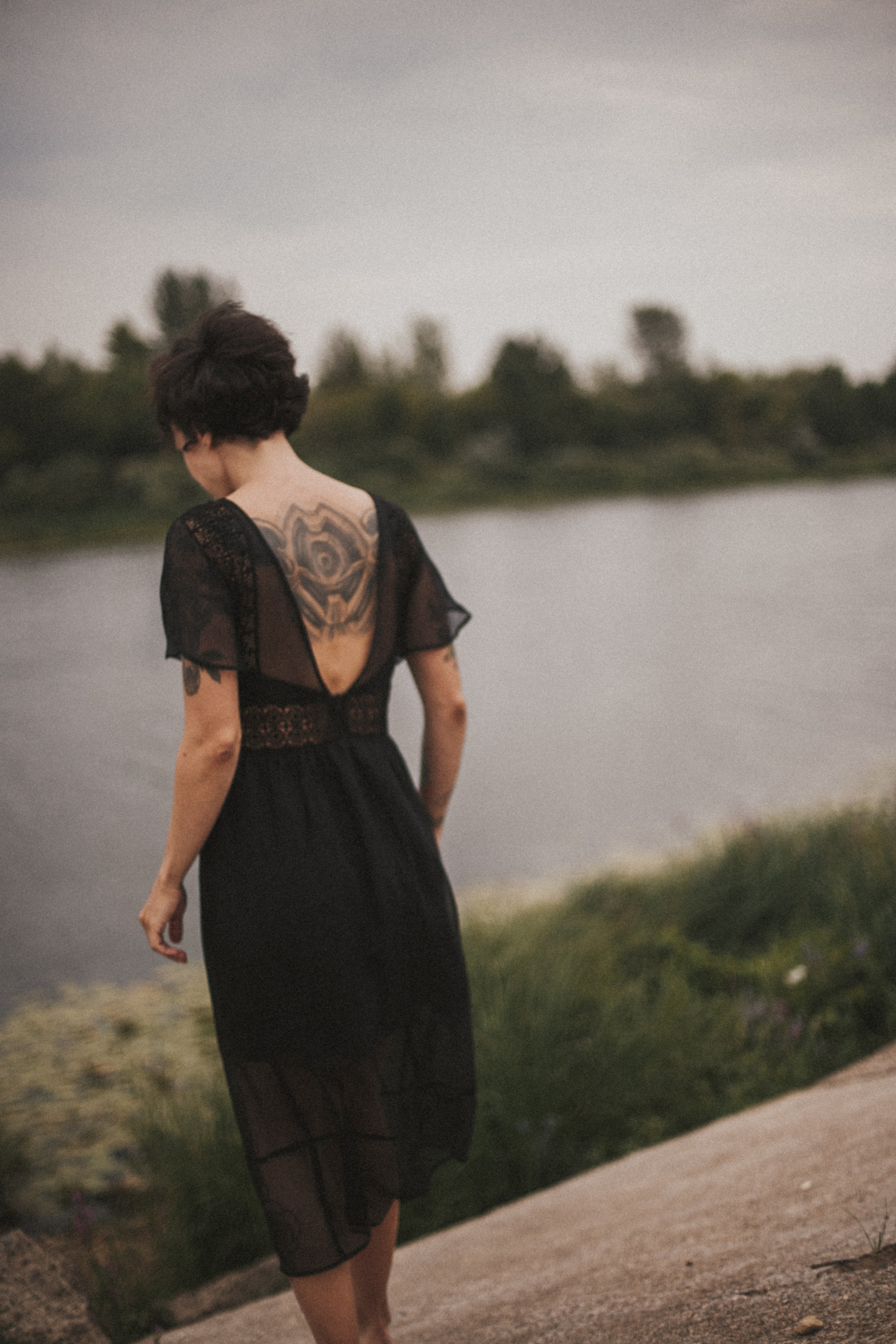 Есенин у реки. Фотограф в Нижнем Новгороде