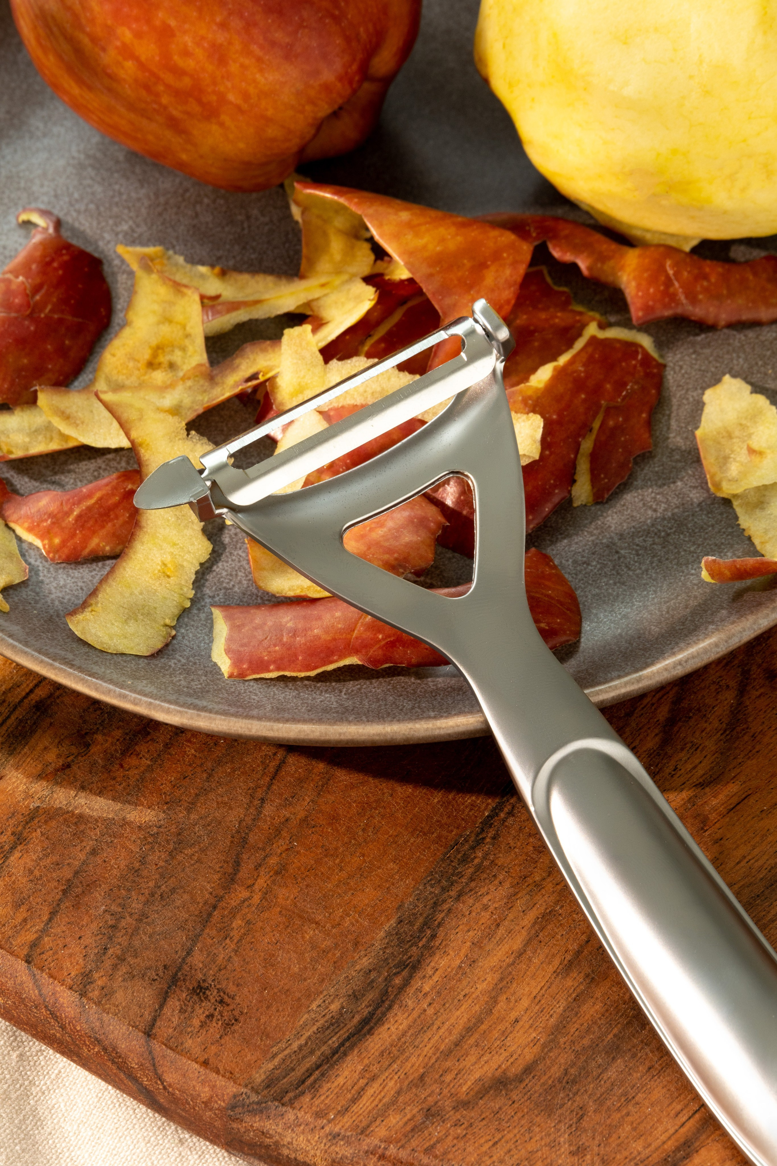 Лаконичный дизайн для ежедневных задач. Предметная фотосъемка овощечистки.