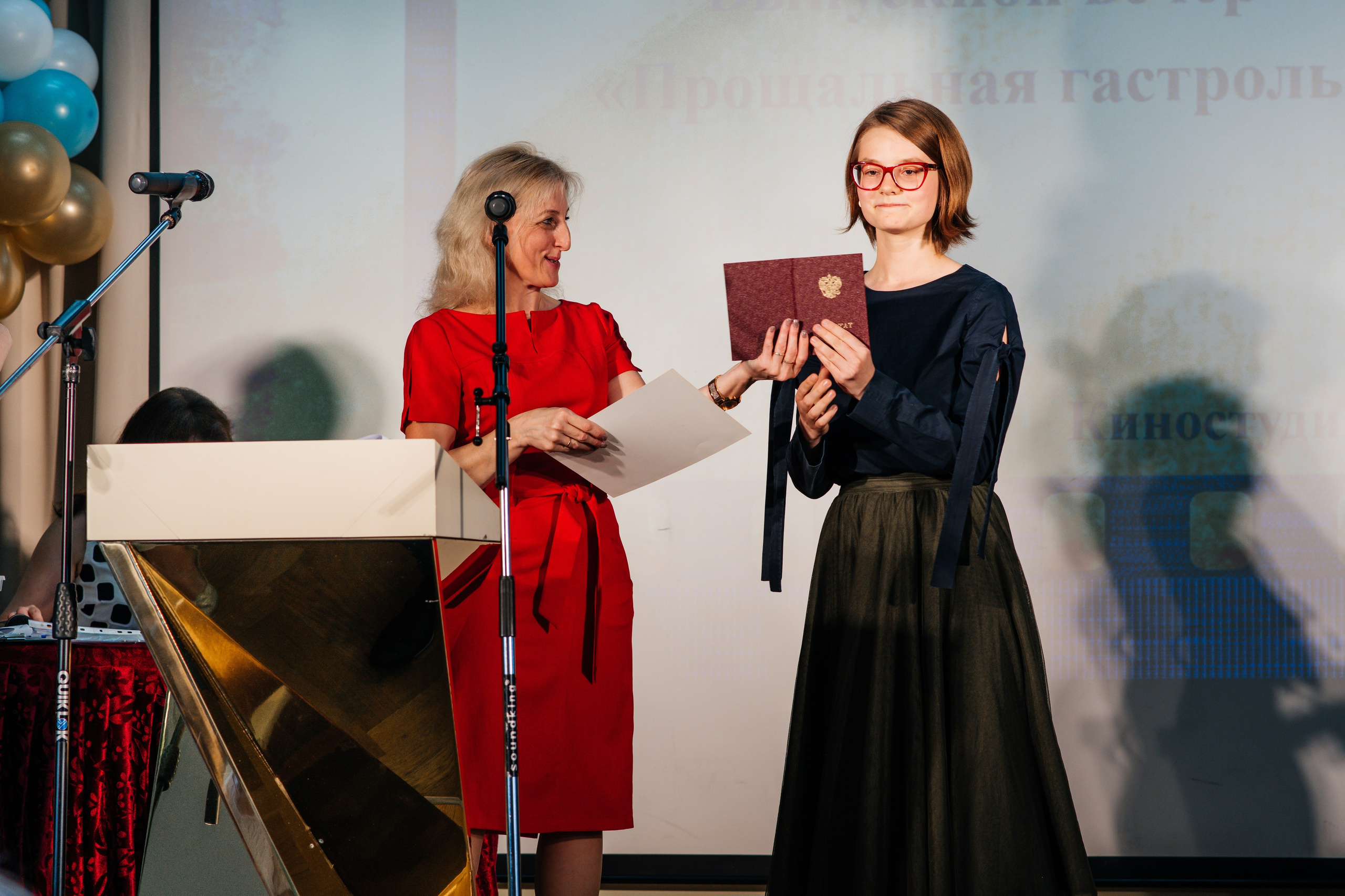 Вручение аттестатов. Выпускные альбомы в Подольске Москве и МО