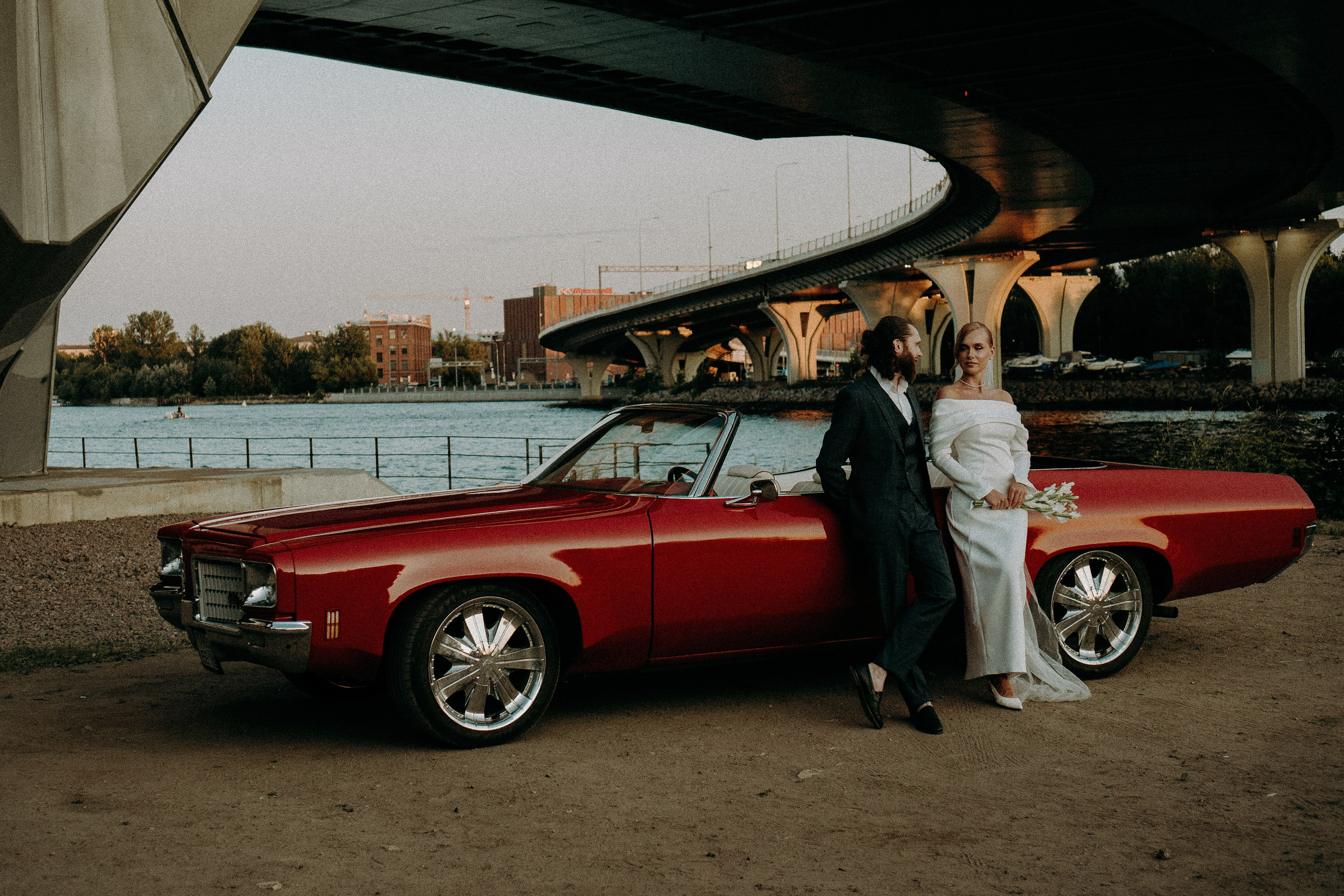 СВАДЕБНАЯ СЬЕМКА ВОЗЛЕ МСОТА БЕТАНКУРА НА КАБРИОЛЕТЕ. Профессиональный фотограф, Санкт-Петербург — Виктория Богомолова