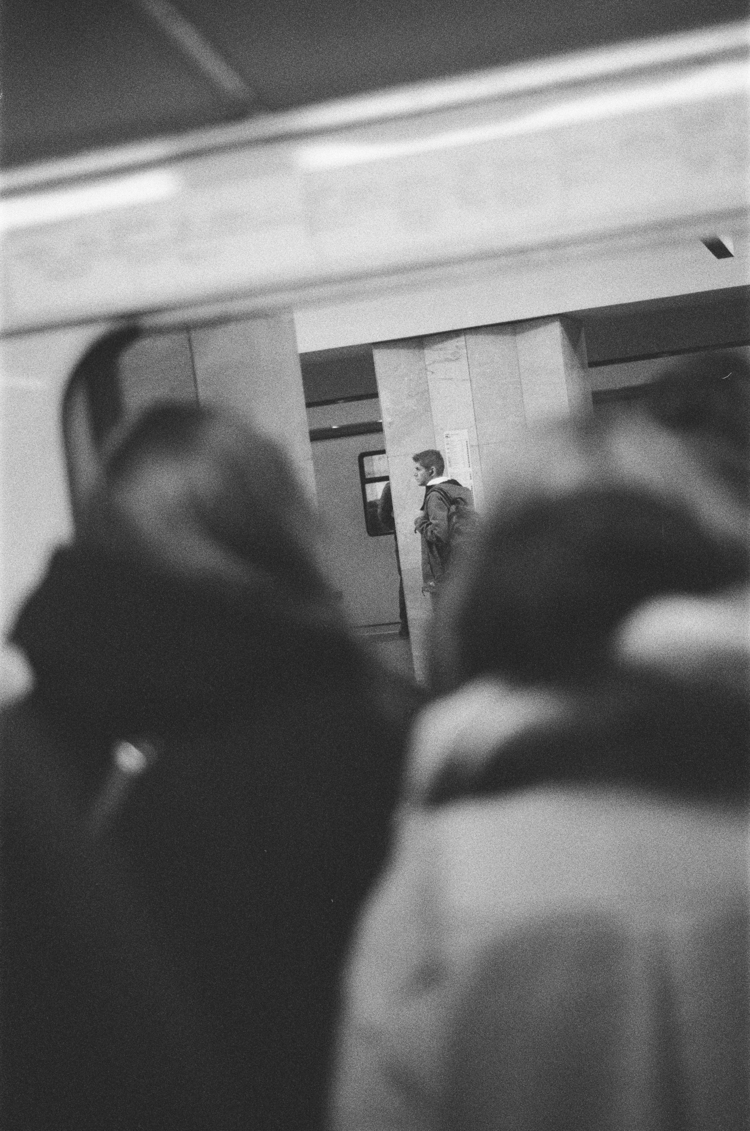 Фотосерия «Час пик»: динамика городской суеты в моменты транспортного и человеческого потока, игра света, тени и контраста в хронике городского движения. Фотограф: Ожерельев Лев