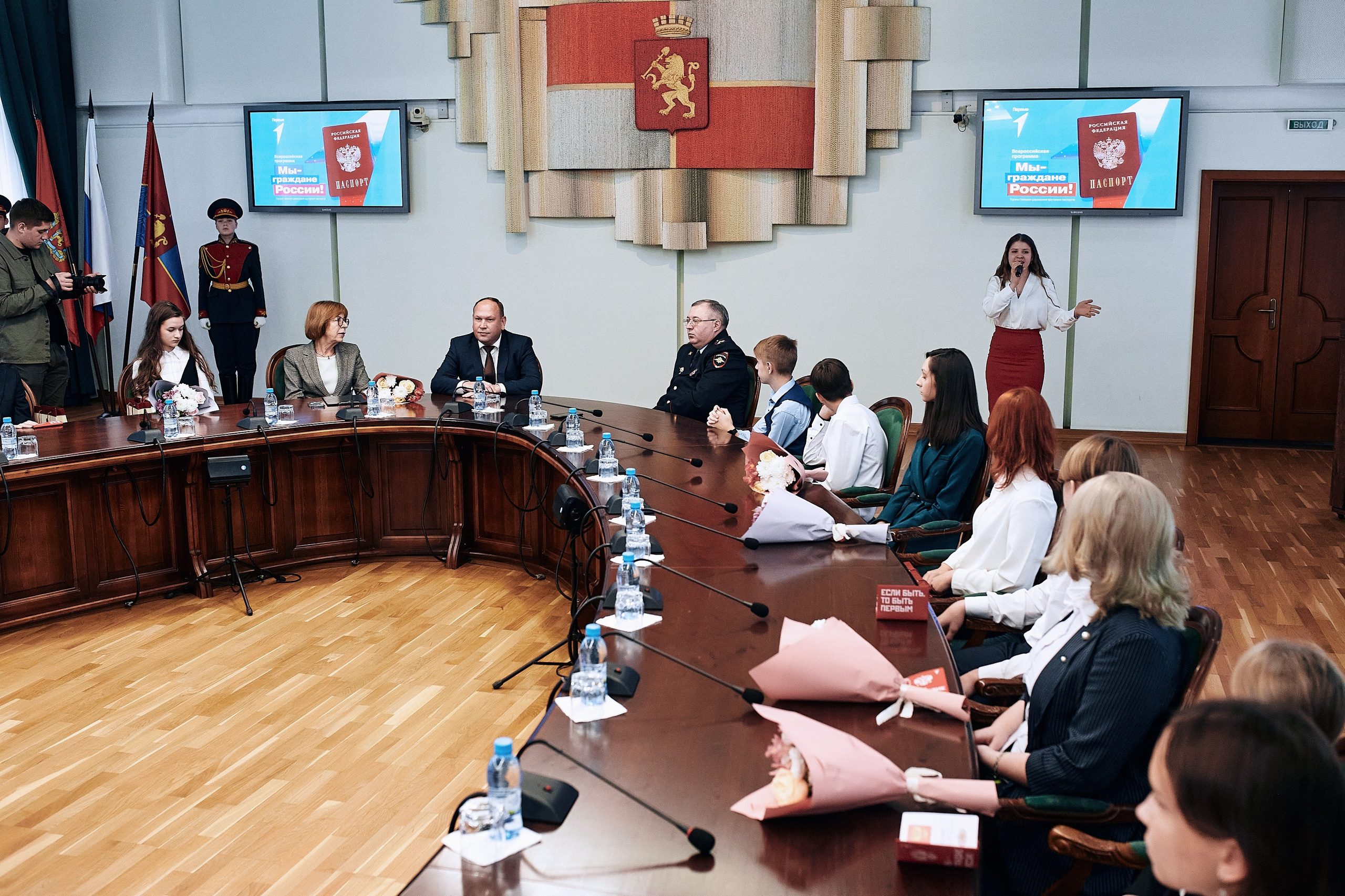 Получение паспорта. Мэрия г. Красноярск. Семейный и репортажной фотограф в Красноярске и Москве Виктор Бабинцев