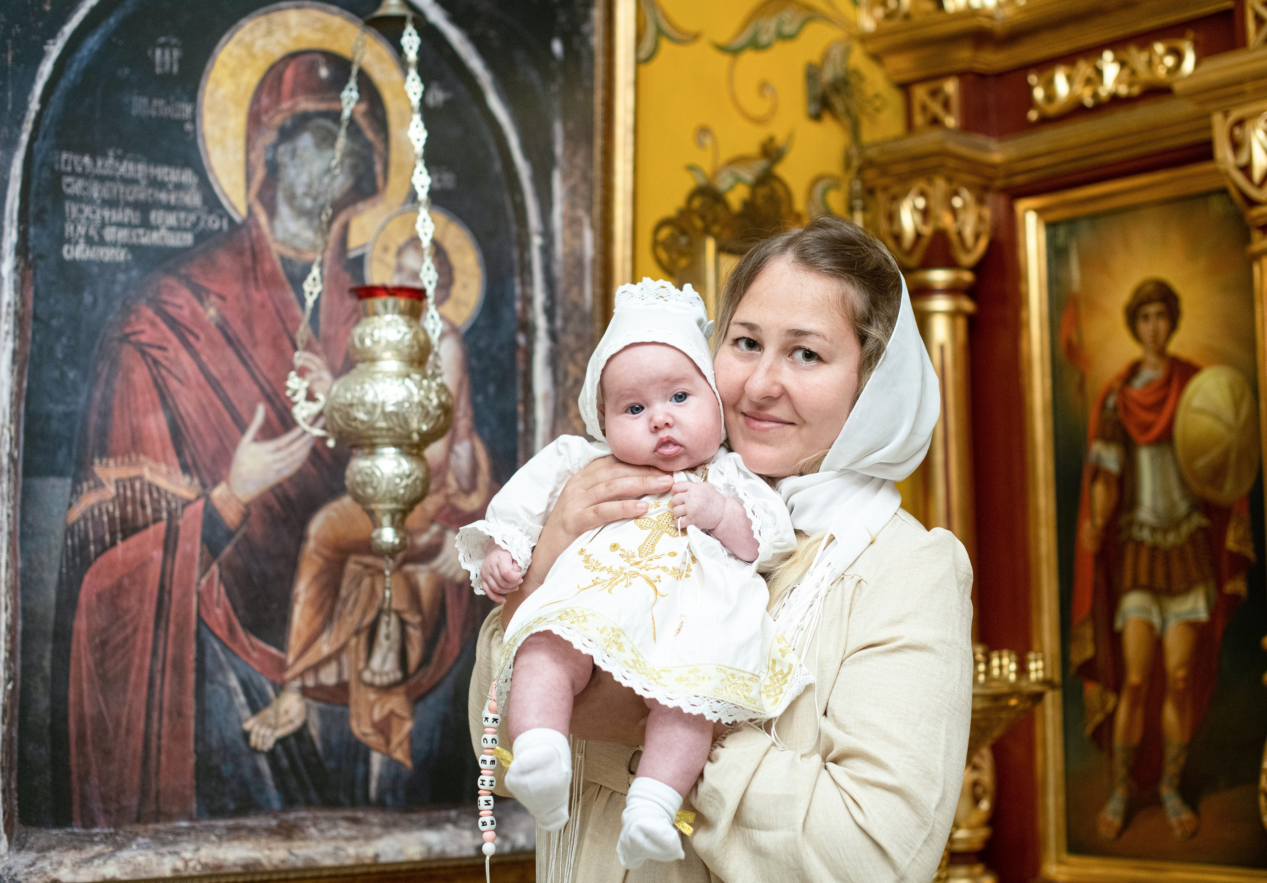 Крещение младенца Ксении. Храм Воздвижения Креста Господня в Алтуфьеве. Фотограф Крещения и Венчания в Москве и МО