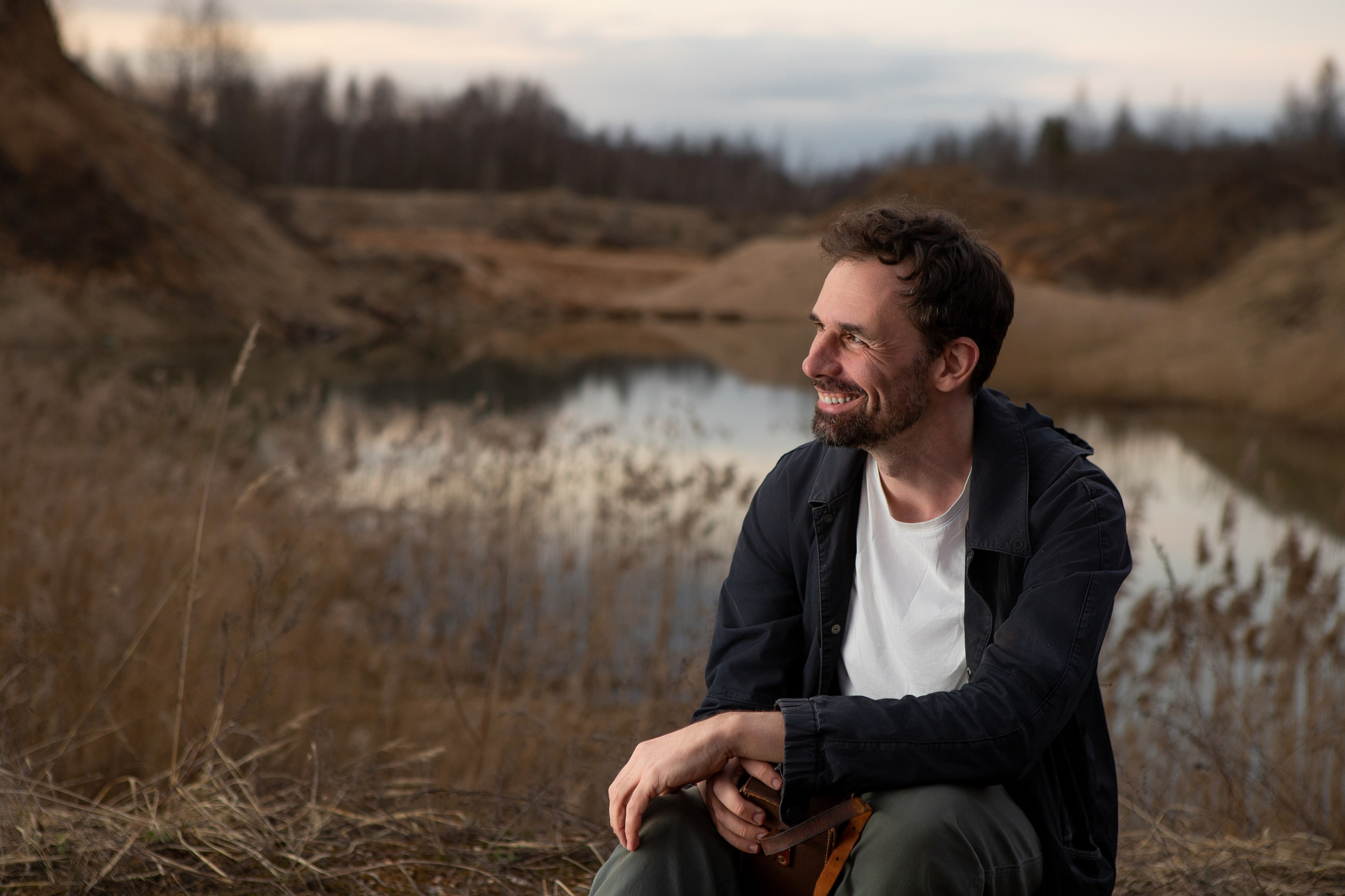 Мужская фотосессия на природе в Подмосковье. Атмосферный мужской портрет