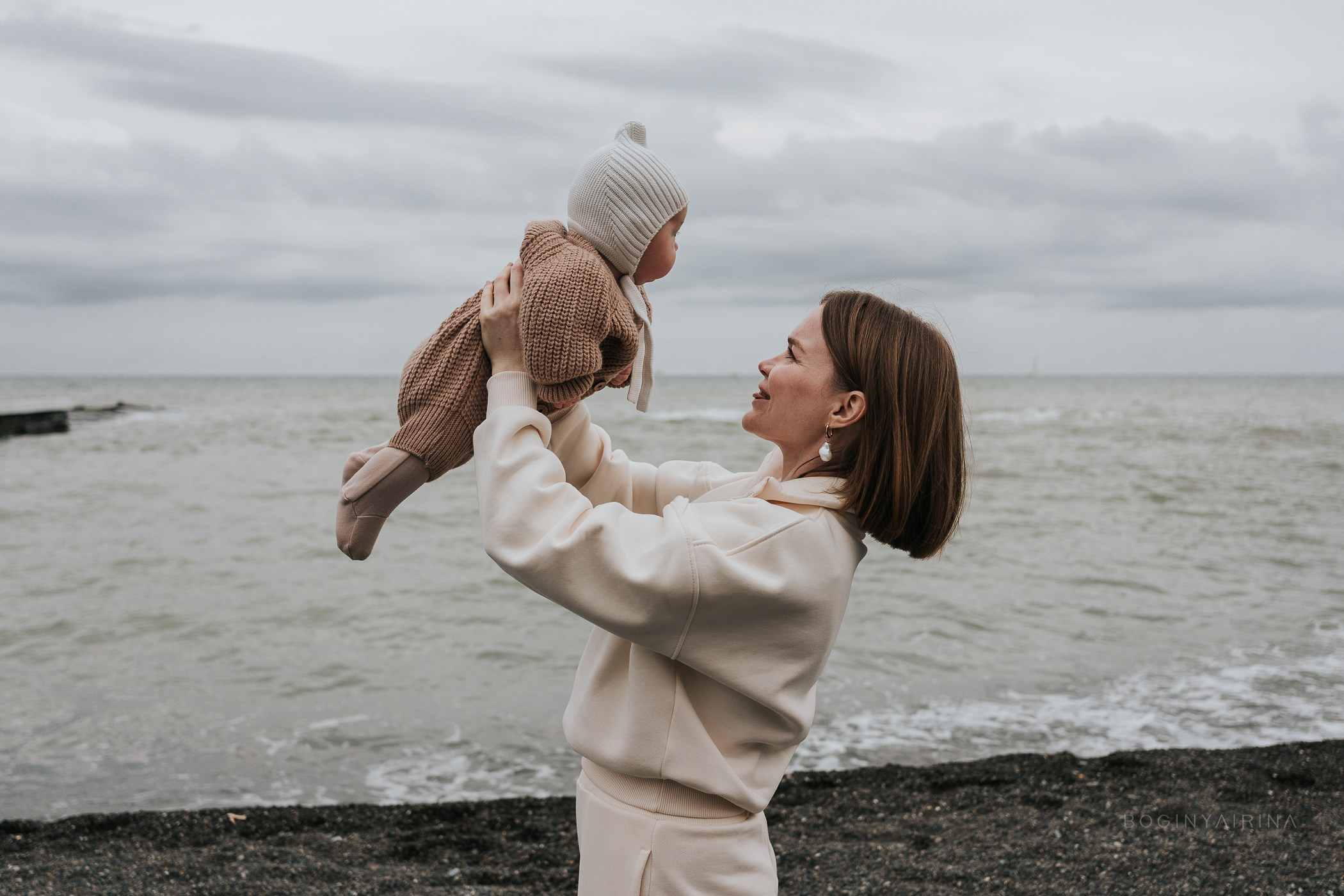Семейная фотосессия прогулка на море. Фотограф на роды Москва. Фотограф новорожденных Москва