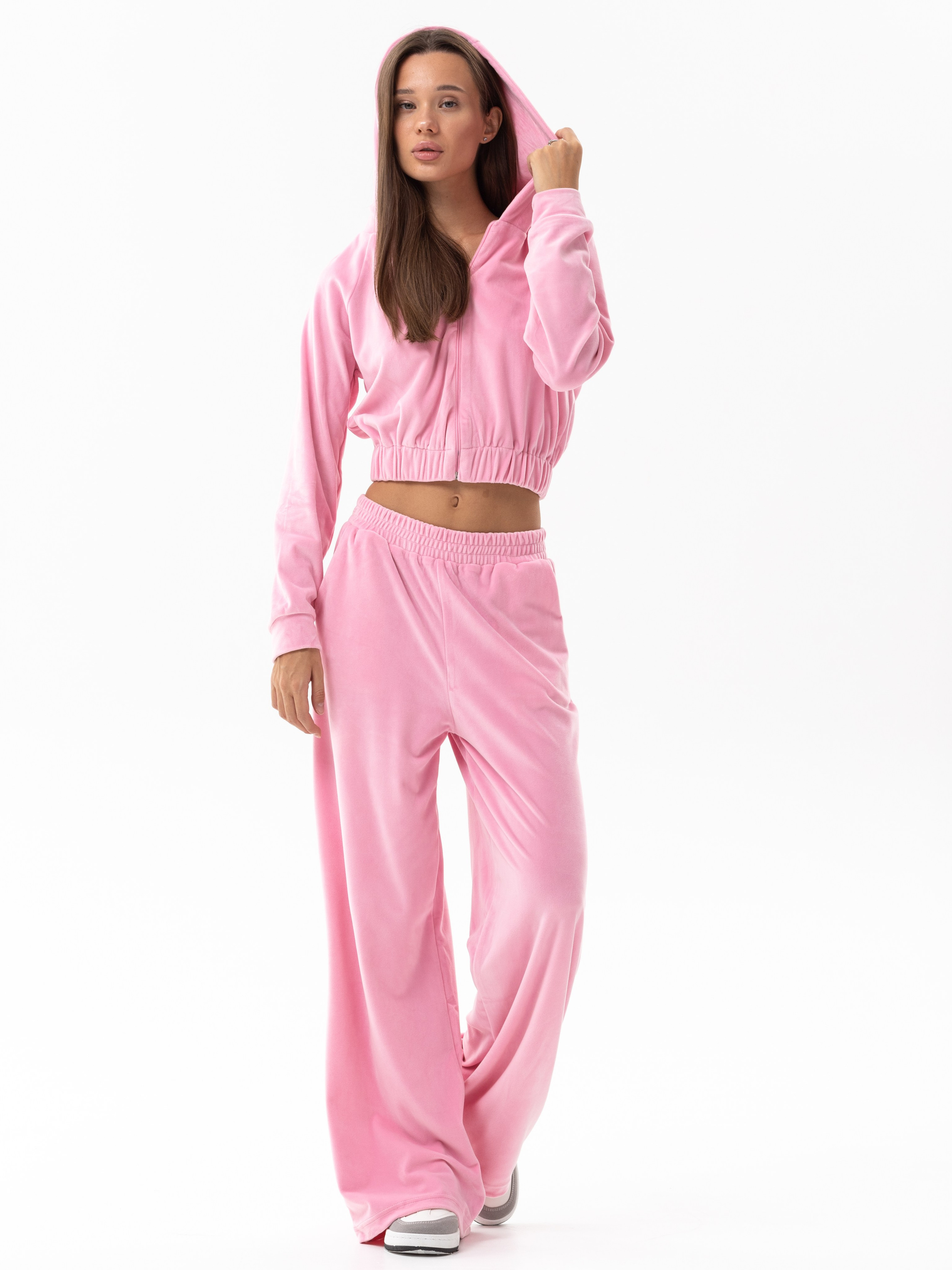 Модельная на циклораме (белый/серый фон). Съёмки для брендов и маркетплейсов