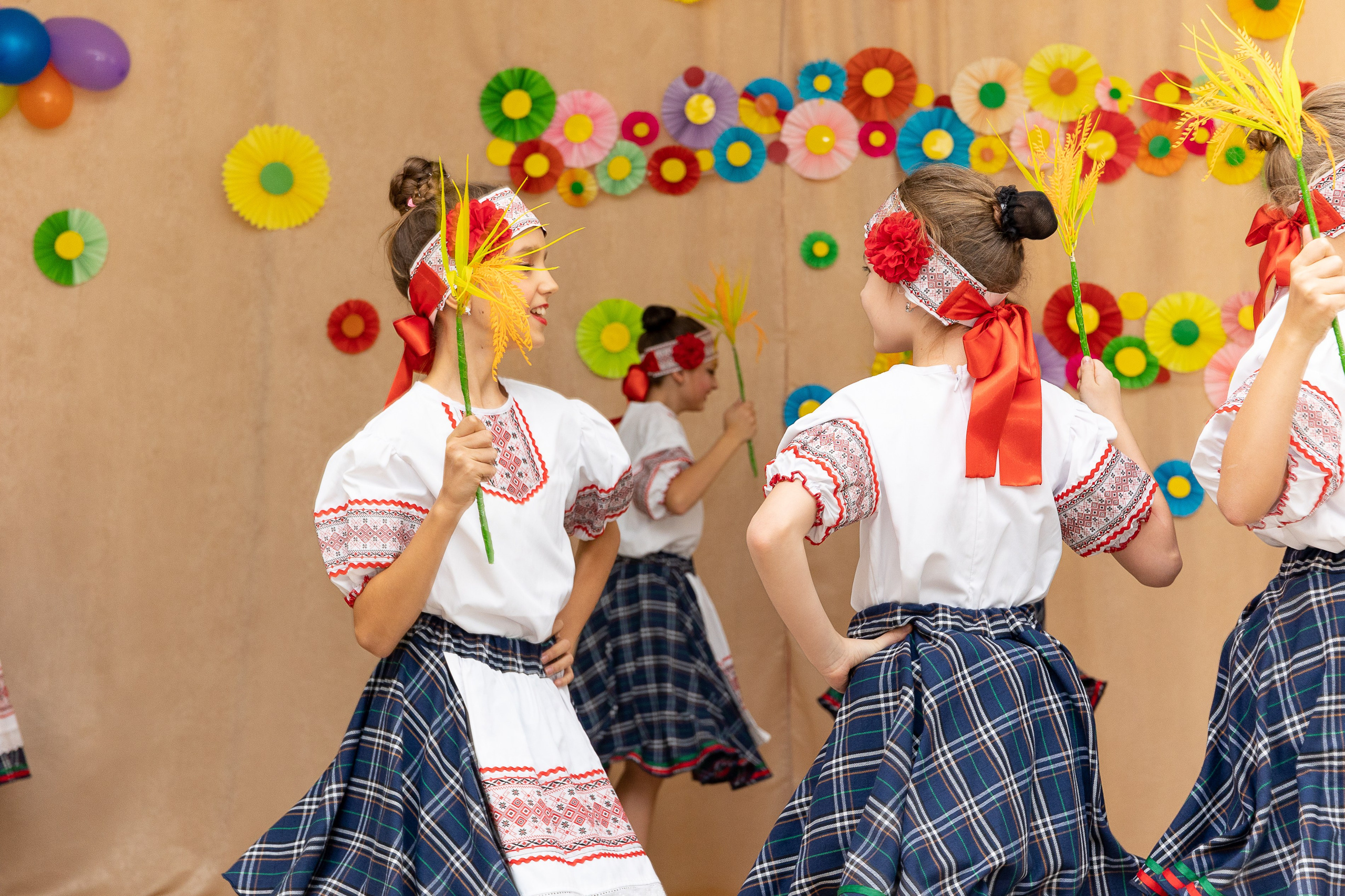 Выступление танцевального коллектива Браво. Выпускные альбомы во Владивостоке