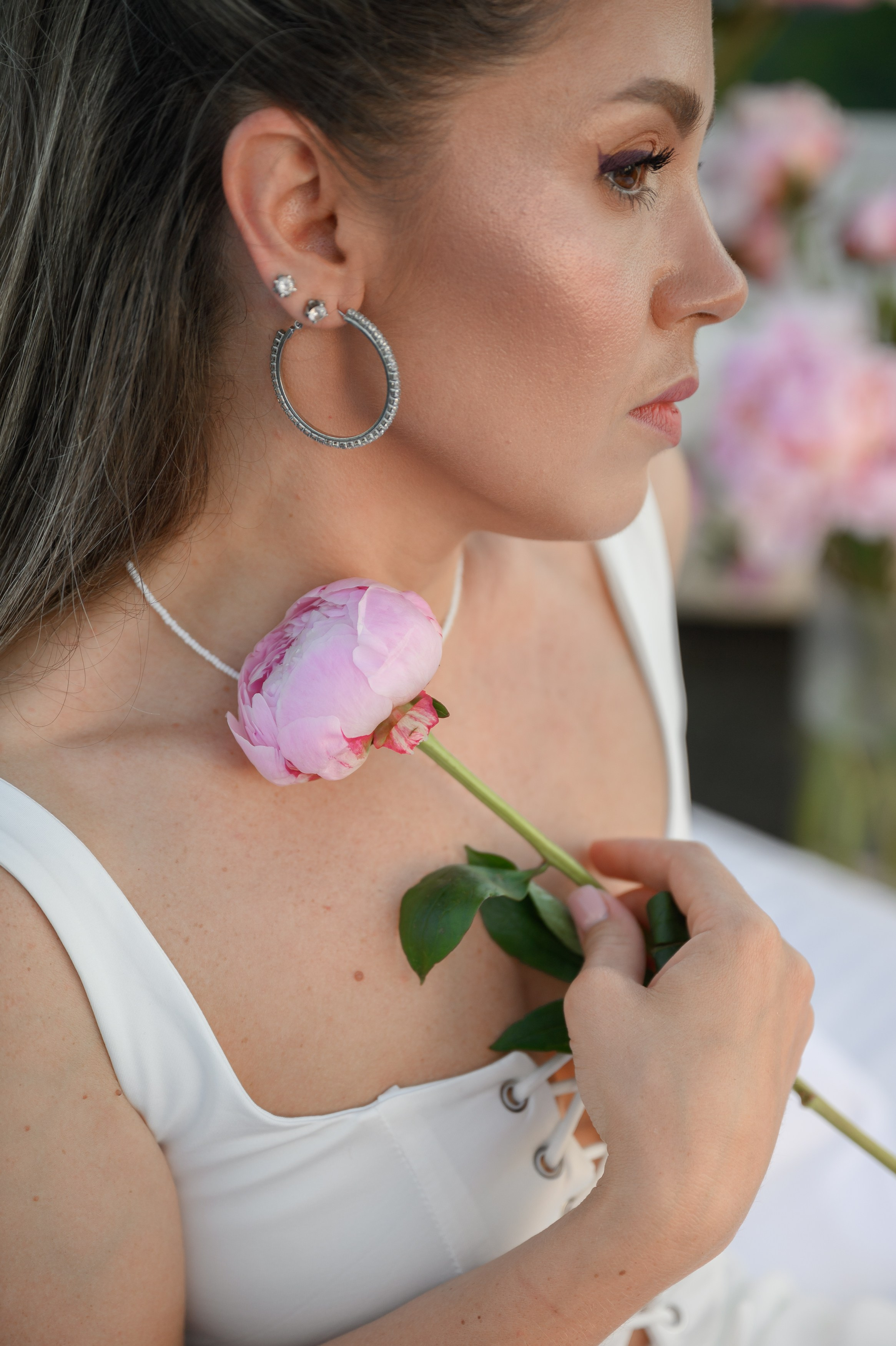 Анастасия. съёмка на крыше с пионами. Semerlina.ru