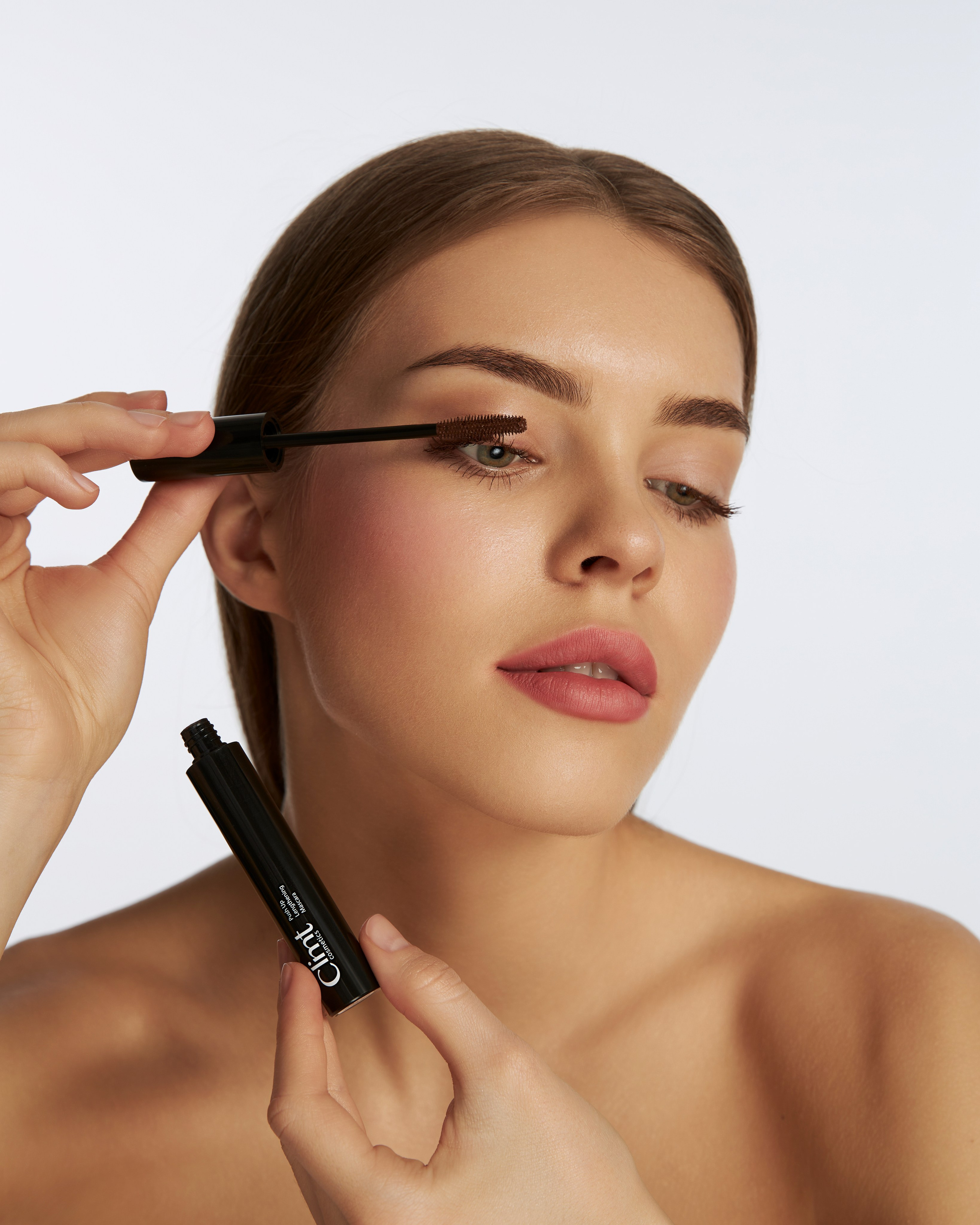 Фотография захватывает выразительный взгляд модели, подчеркнутый тушью Climtcosmetics. Ресницы становятся фокусом внимания, создавая эффектный контраст на снимке