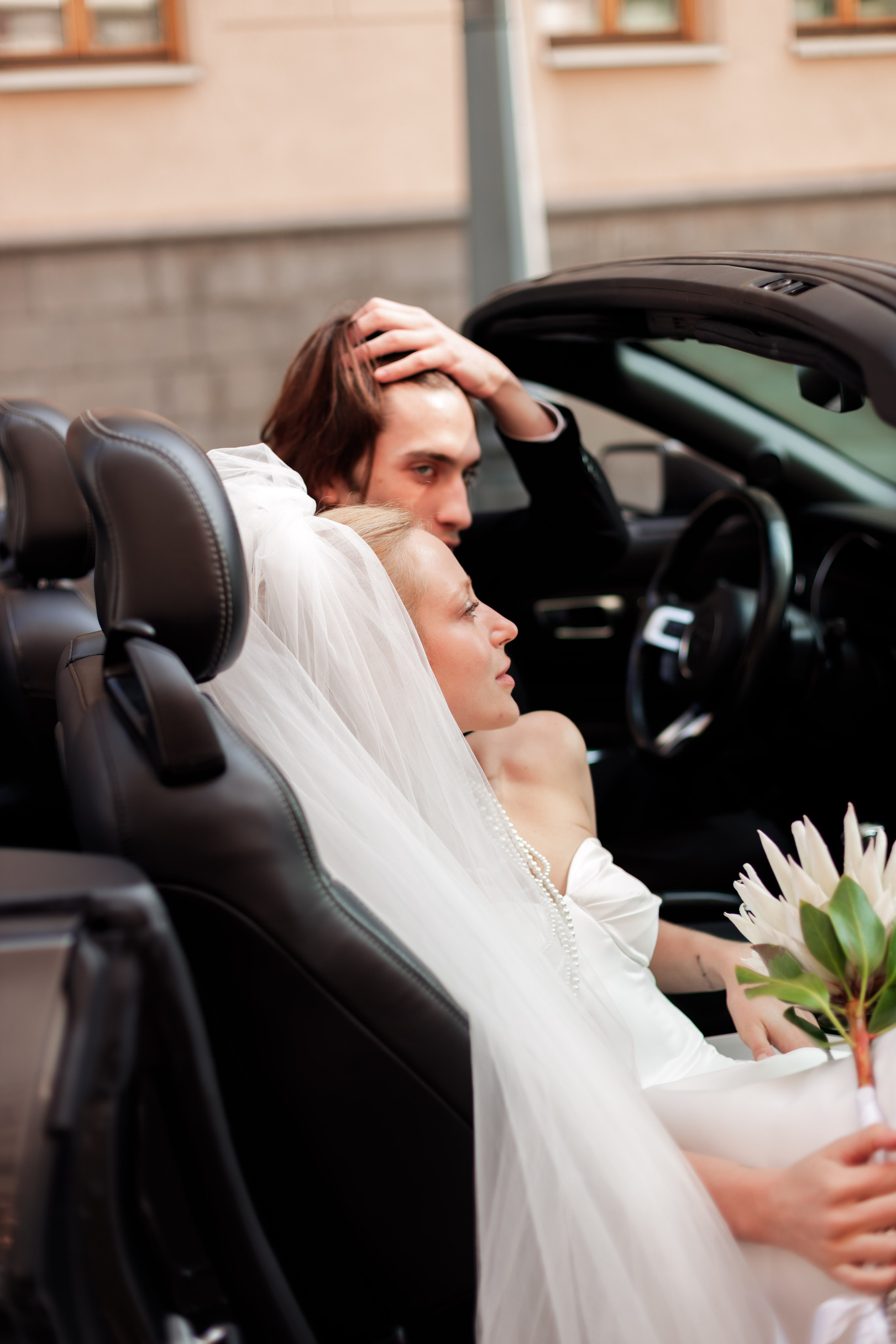 Свадебная фотосессия с автомобилем в центре Москвы, фотограф свадьбам Москва