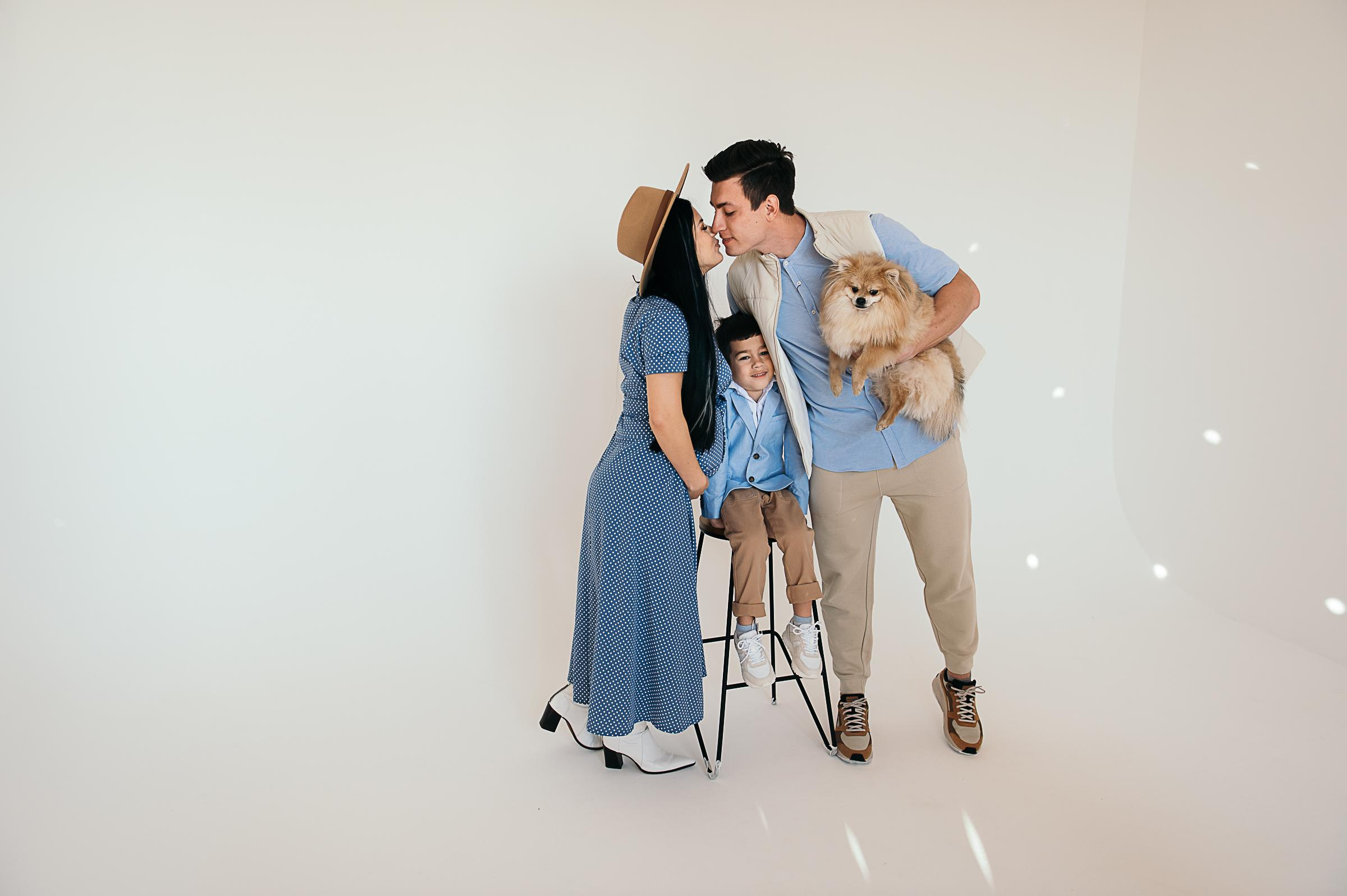 Семья в студии. Екатерина Бакурова — контент фотограф, женский фотограф в Краснодаре