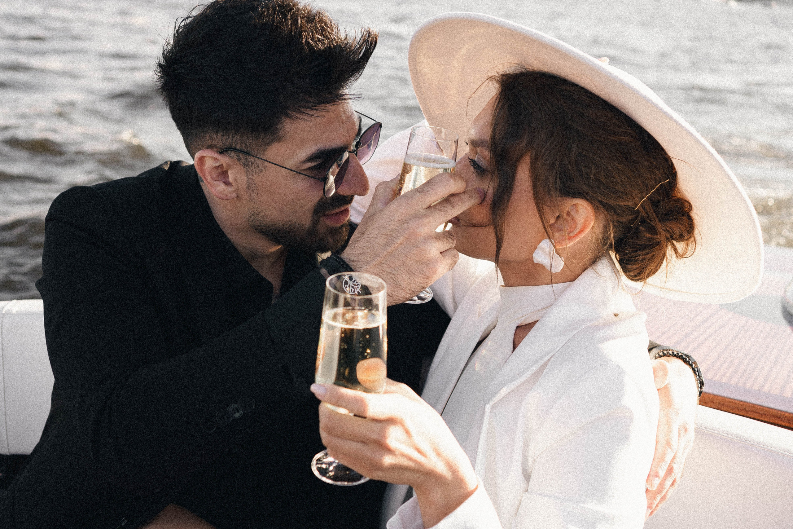 СВАДЕНБНАЯ СЬЕМКА НА КАТЕРЕ ПО КАНАЛАМ САНКТ-ПЕТЕРБУРГА И В АКВАТОРИИ НЕВЫ. Профессиональный фотограф, Санкт-Петербург — Виктория Богомолова