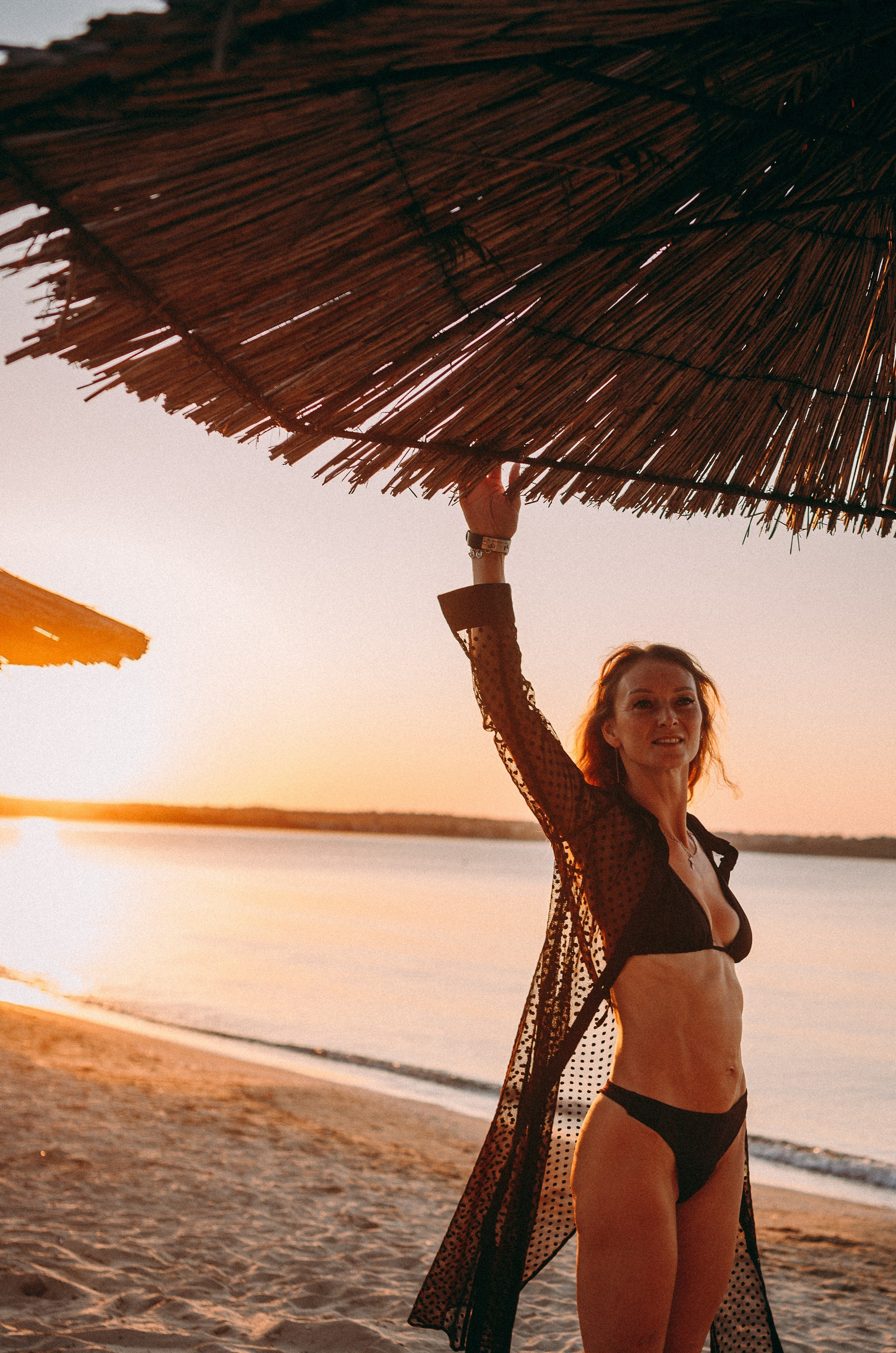 Девушка на пляже Золотая рыбка в Болгарии