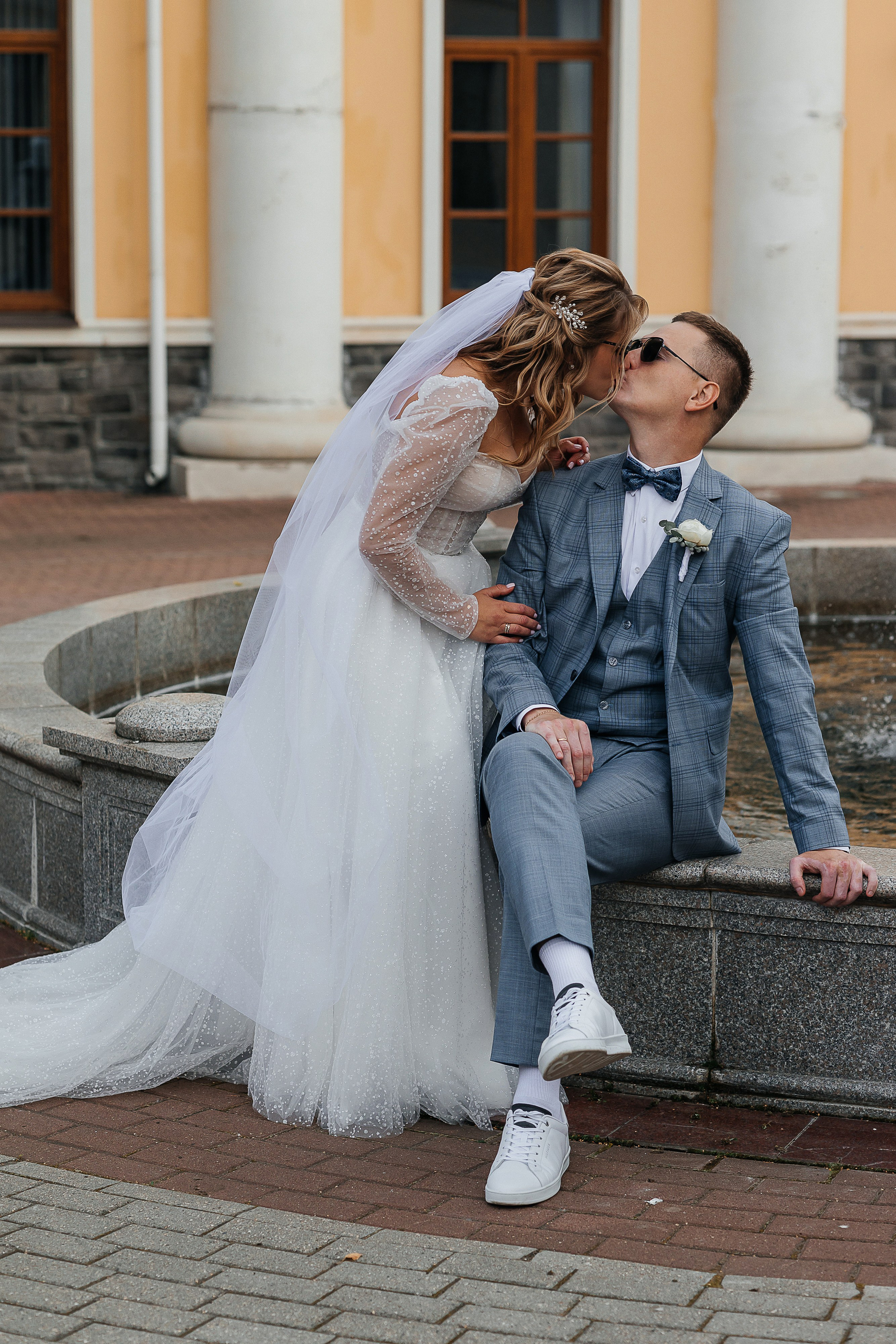 Трогательная выездная церемония в уютном дворике отеля. Олег Сверчков | Свадебный фотограф Вологда