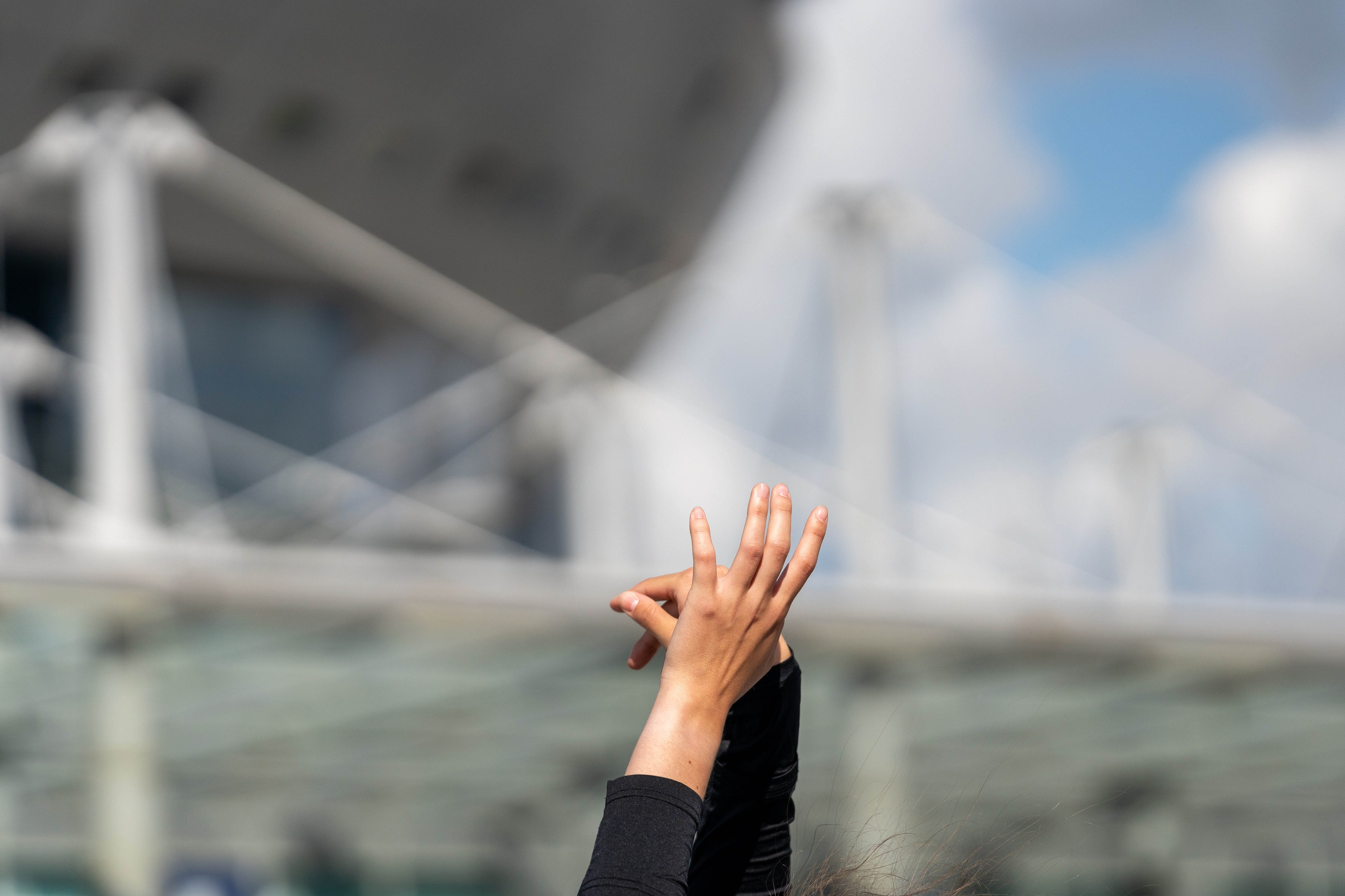 Руки игроков 3х3 баскетбола в прыжке за мяч