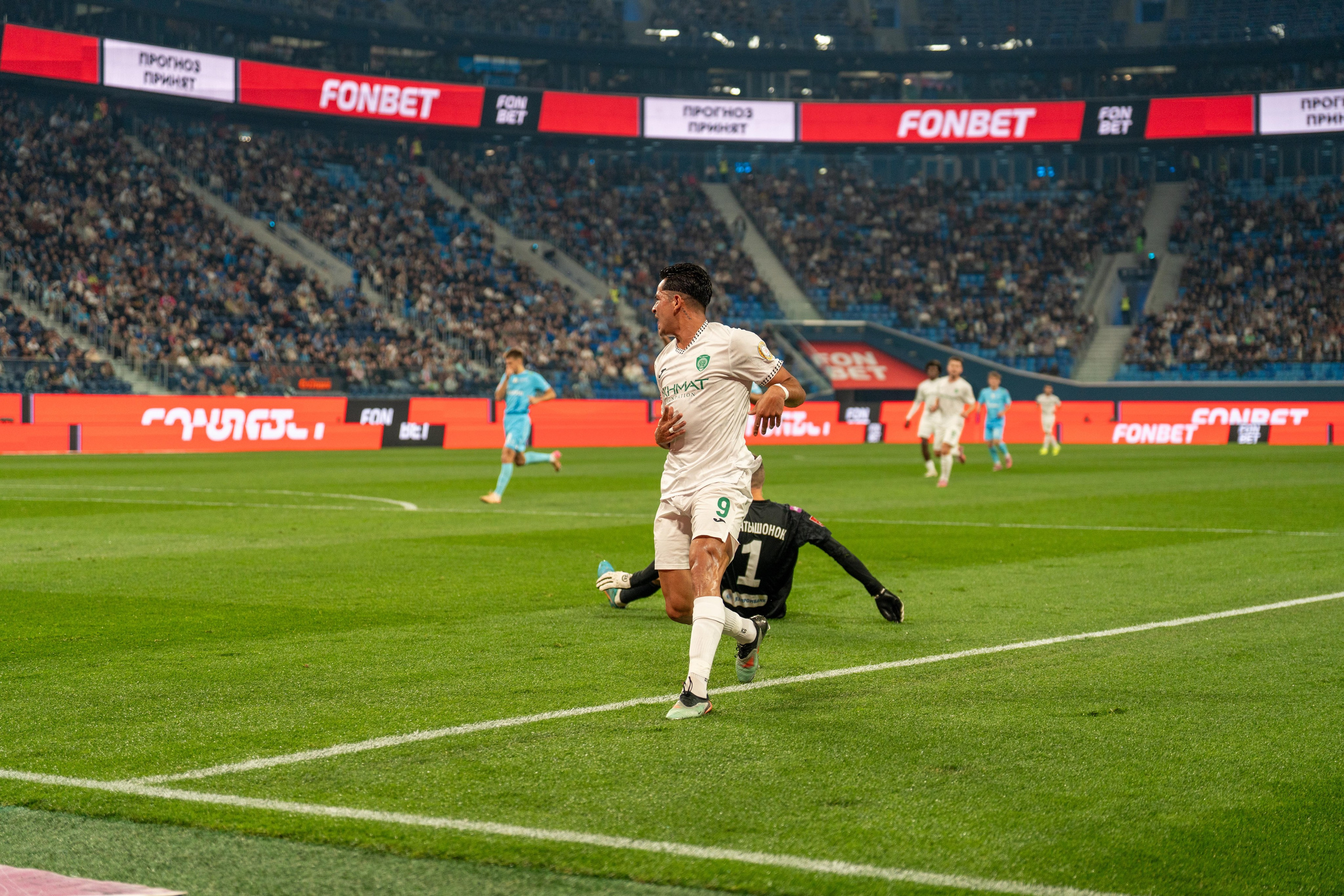 Репортажный фотограф спорт-съемка: атака Ахмата на Газпром Арене