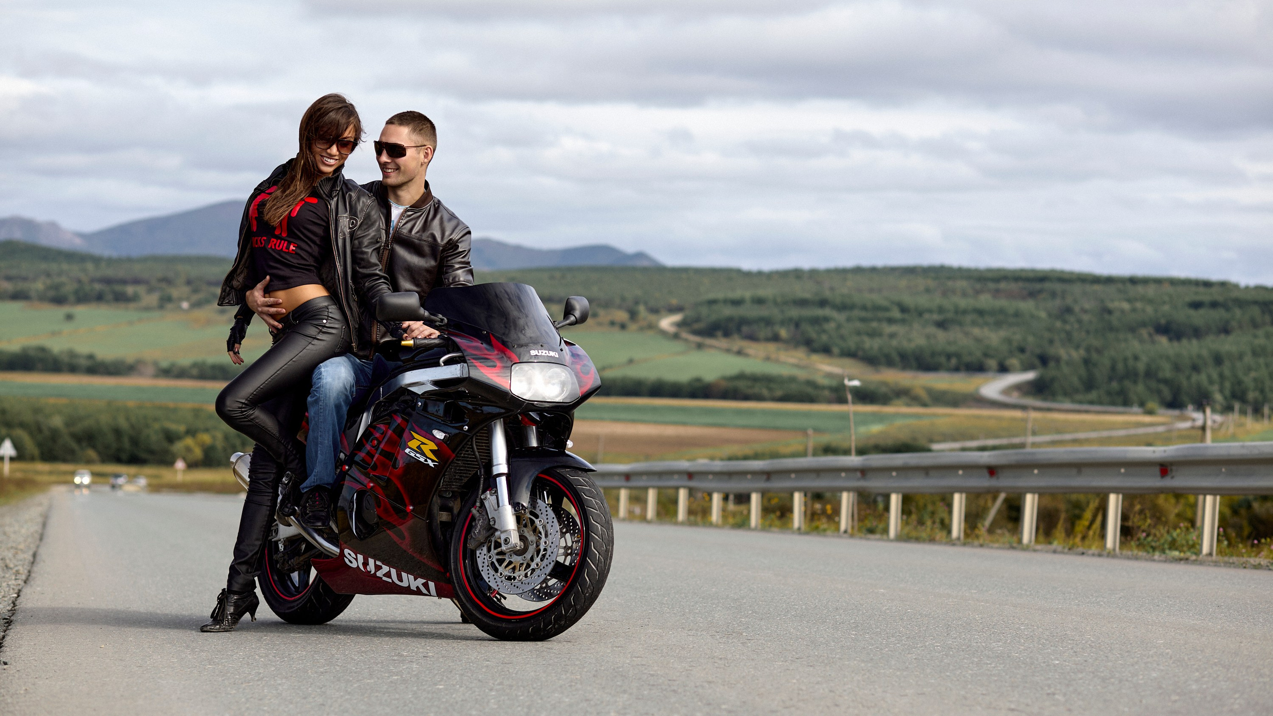 Парень, девушка, байк. Фотограф Андрей Серенков