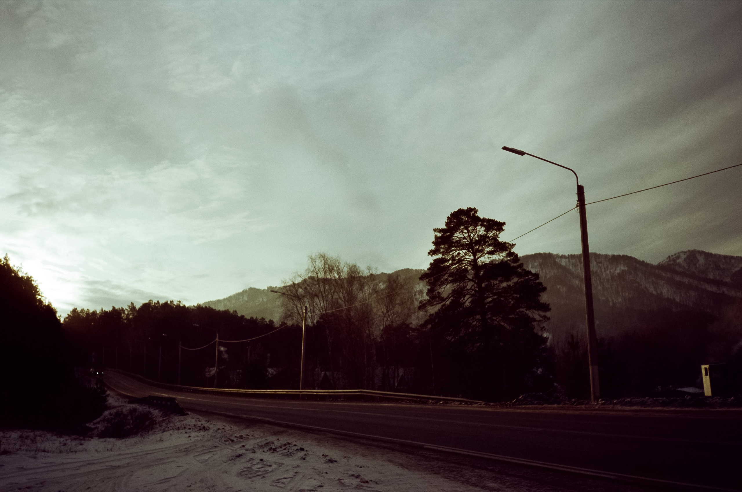 Сила Алтая и дорога в Манжерок. Land Cruiser и горы на закате. Фотограф-документалист Мария Осокина