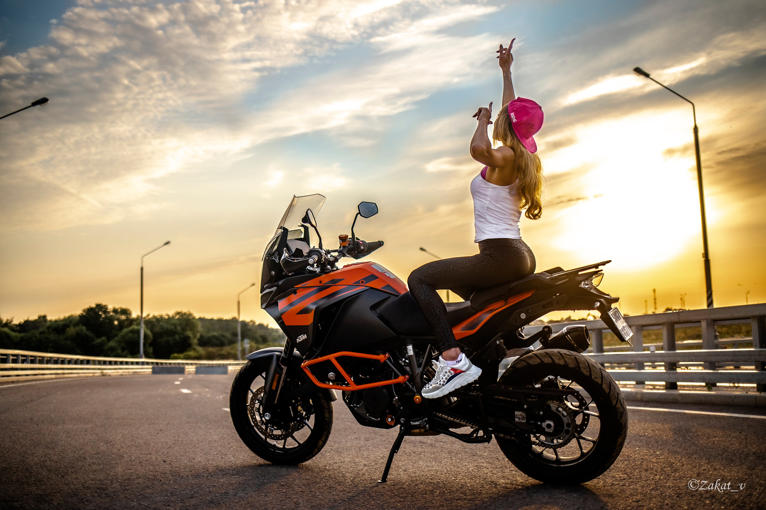 Фото Марины и ее КТМ. Репортажный фотограф, Москва, Закат