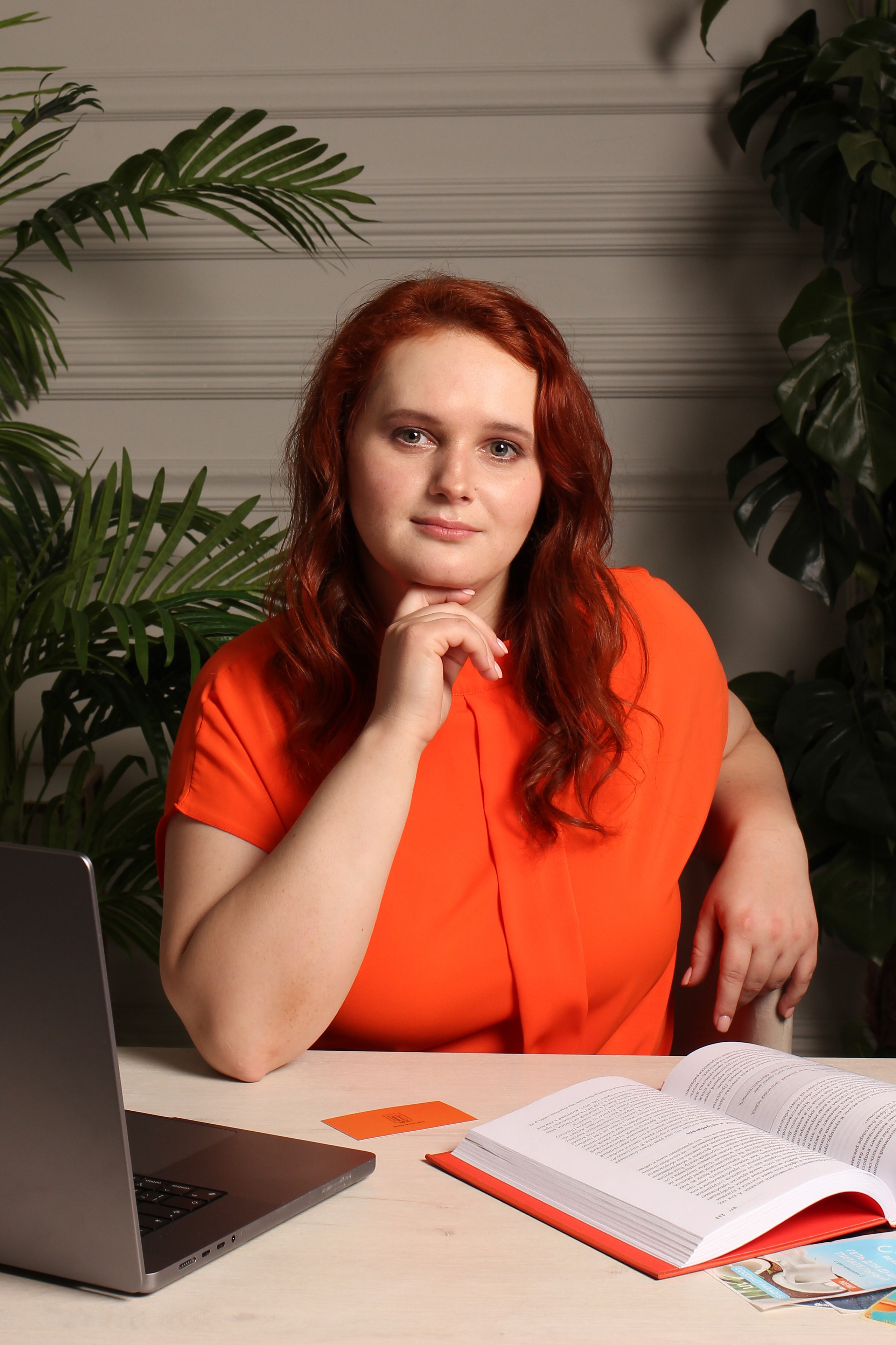 фотосессия в деловом стиле в студии Москва, женская фотосессия в деловом стиле в фотостудии,профессиональная фотосессия в студии,  бизнес фотосессия в студии,  контент для эксперта, профессиональная фотосессия для руководителя, Бизнес фотосессия в Москве, Бизнес фотосессия в деловом стиле для девушки, фотосессия для резюме, портретная фотосессия для женщины, деловое фото, деловой портрет для женщины, имиджевая съемка, бизнес фотосессия в студии, бизнес фотосессия в Москве, деловая фотосессия в Балашихе, Контент фотосессия в Балашихе, контент фотосессия для графического дизайнера, яркая фотосессия,креативная фотосессия для социальных сетей, фотосессия для социальных сетей