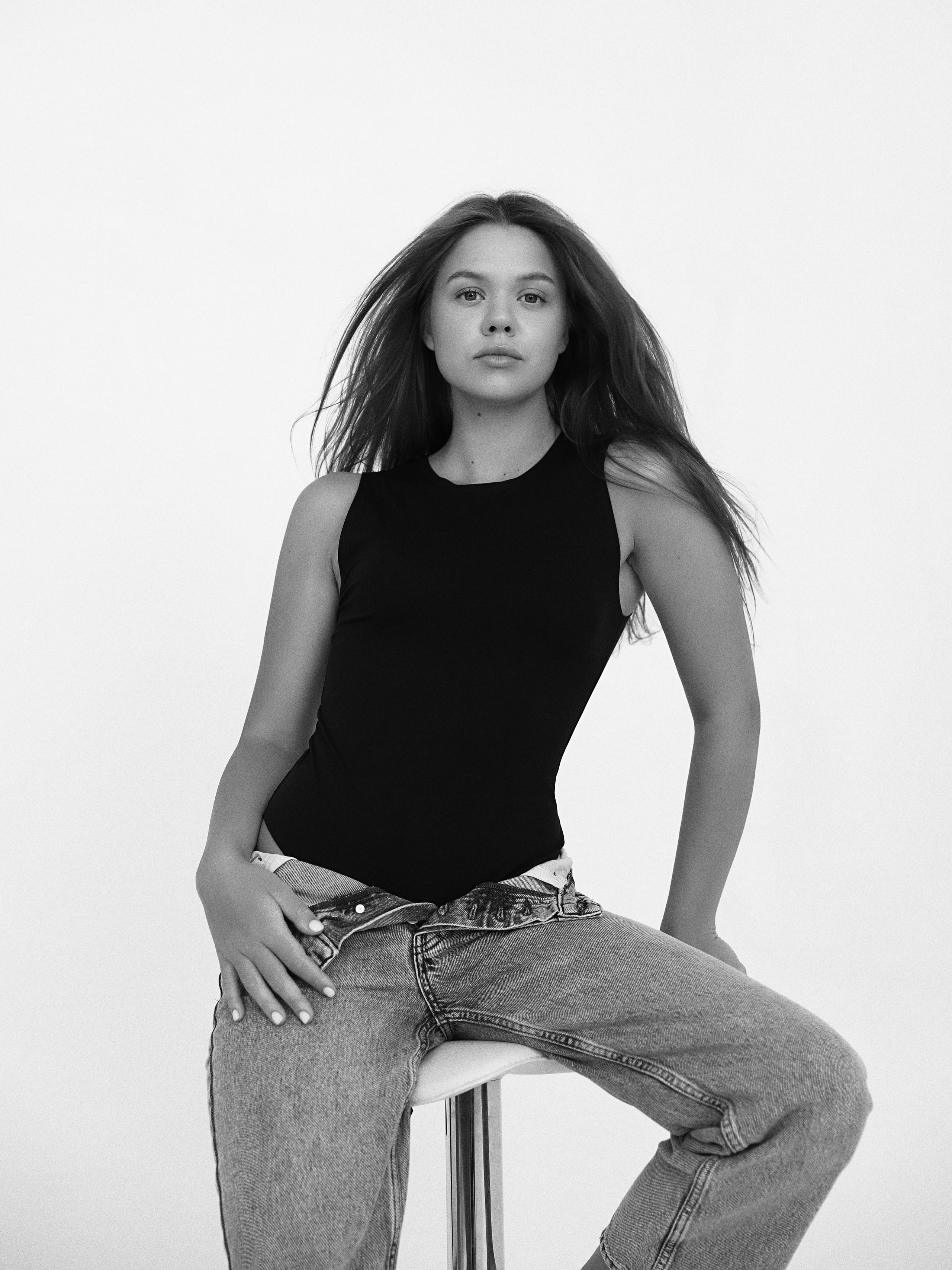 Красивая поза для фотосессии на стуле