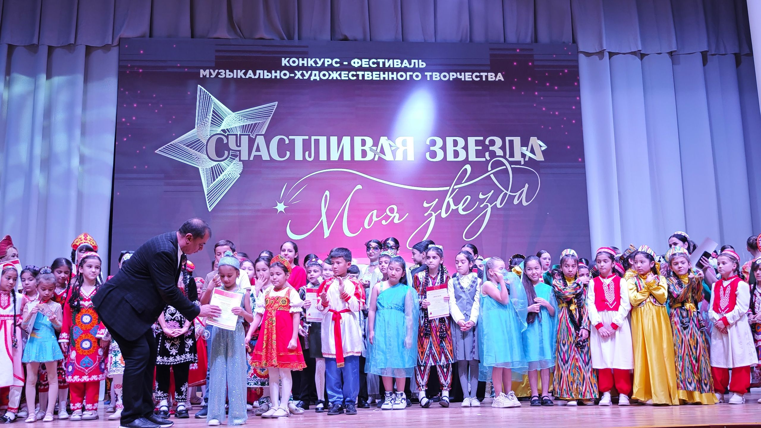 1 ноября 2025 г, г. Бохтар, Таджикистан. Золотое яблочко