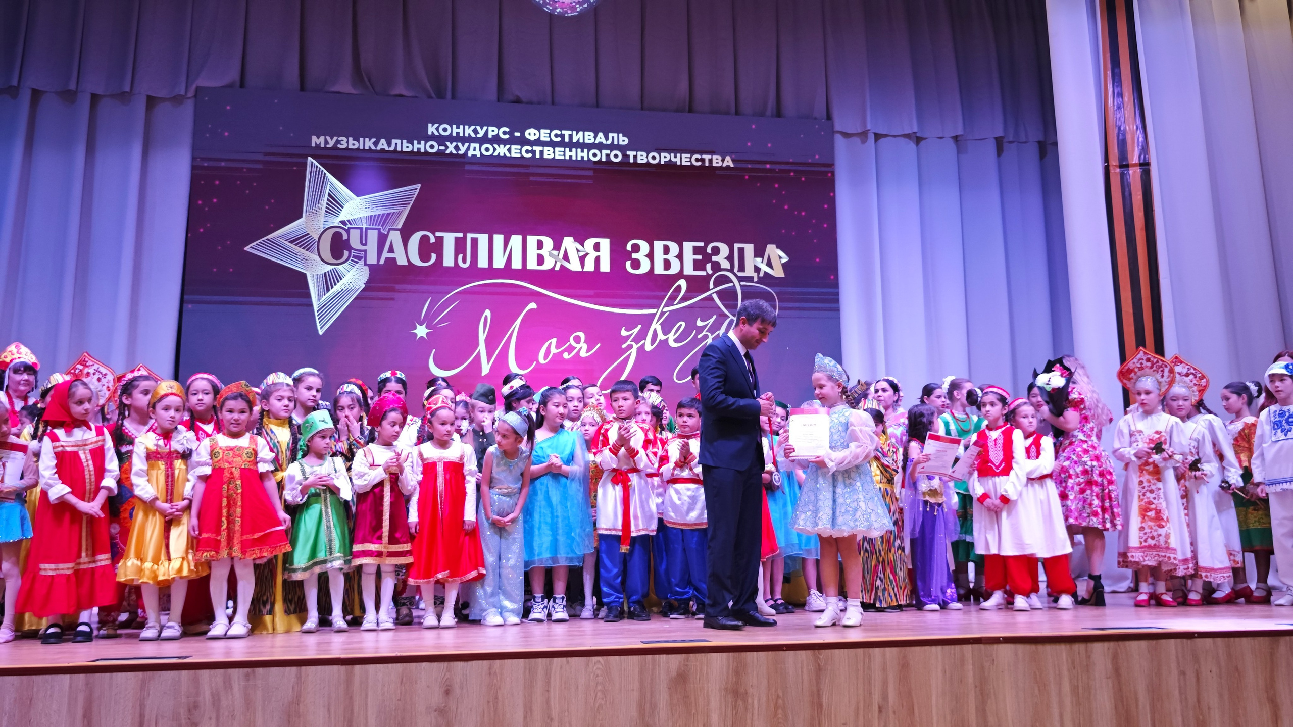 1 ноября 2025 г, г. Бохтар, Таджикистан. Золотое яблочко