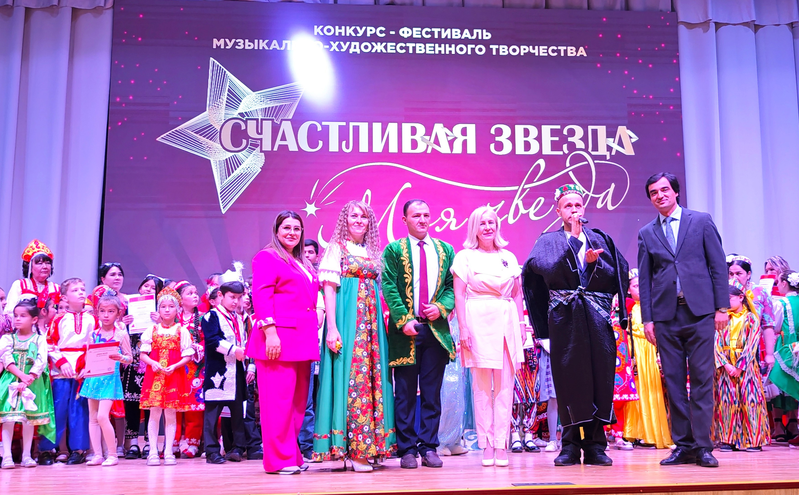 1 ноября 2025 г, г. Бохтар, Таджикистан. Золотое яблочко