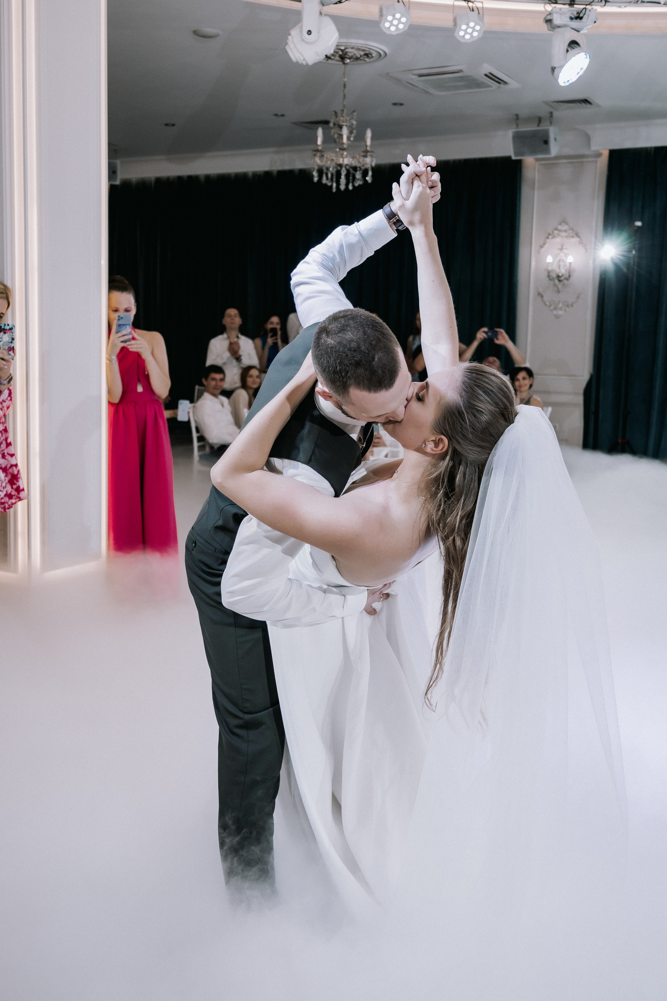 Свадебная прогулка. Эвелина и Дмитрий. Свадебная фотография. Арина Рубах