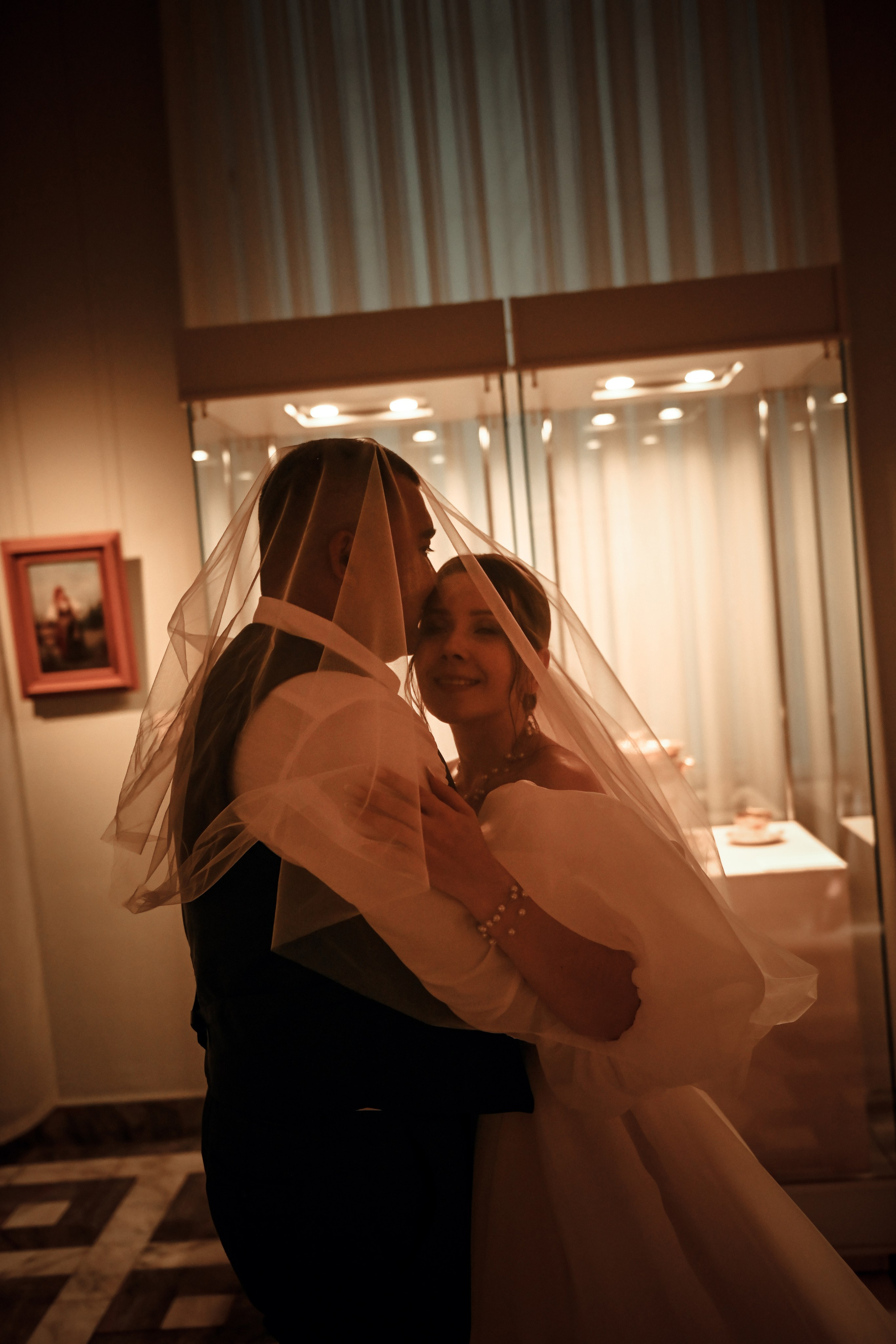 Небольшая свадебная серия в музее и прогулкой под дождем Эльмиры и Ризата. Свадебный, семейный, детский, контент фотограф в Омске Максим Ильин